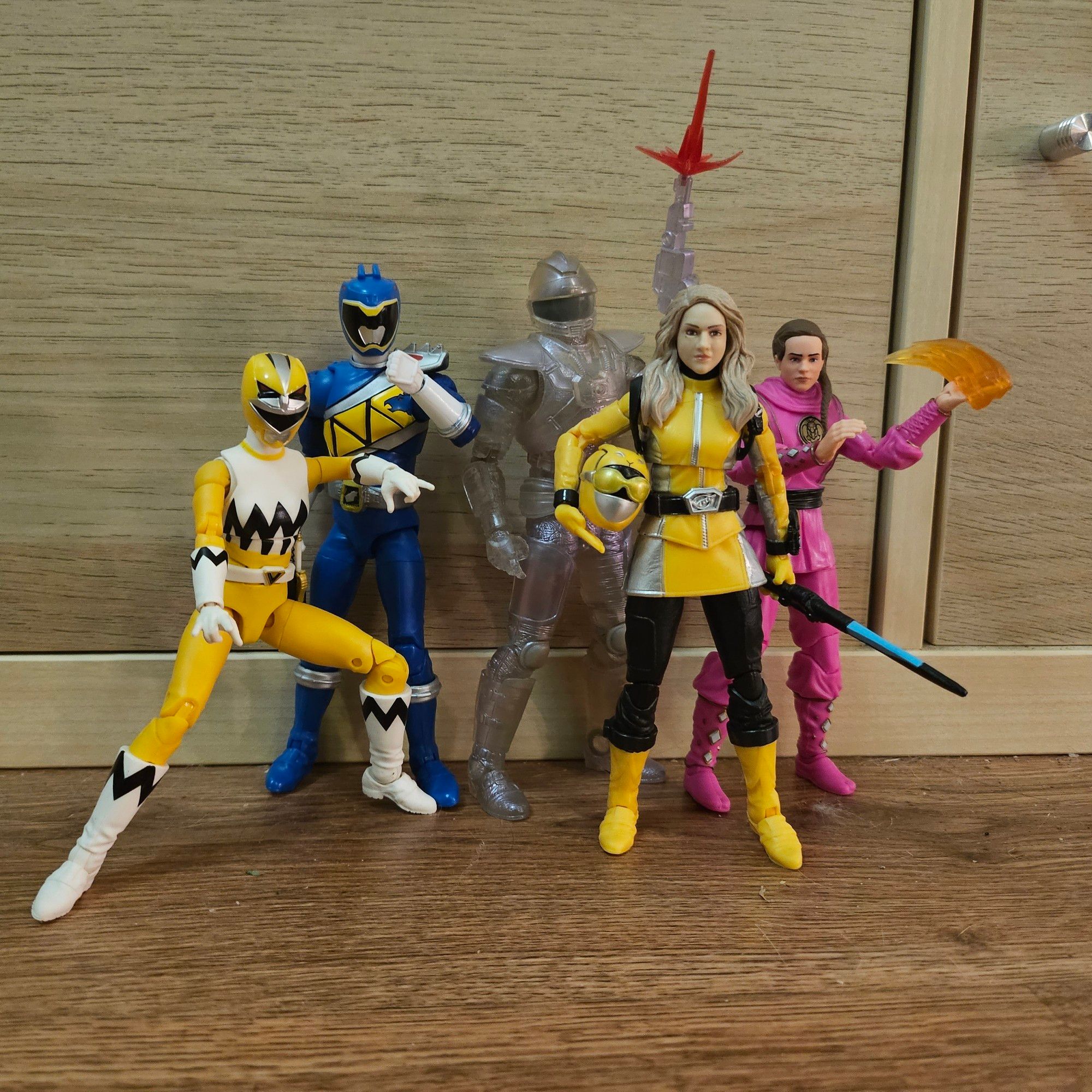 Foto das fünf Actionfiguren aus den Power-Rangers-Franchise zeigt: Lost Galaxy Yellow, Dino Charge Blue, Phantomranger, Beast Morphers Yellow, Pink Mantis Rangerin