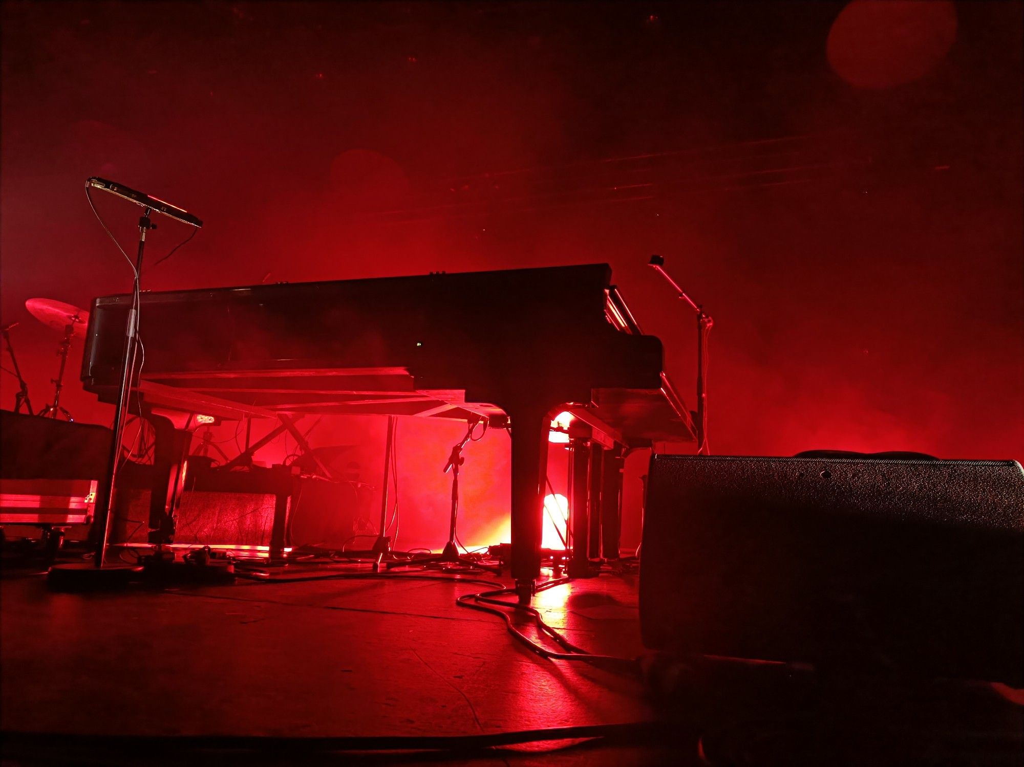 Le piano de Sarah McCoy dans une lumière rouge