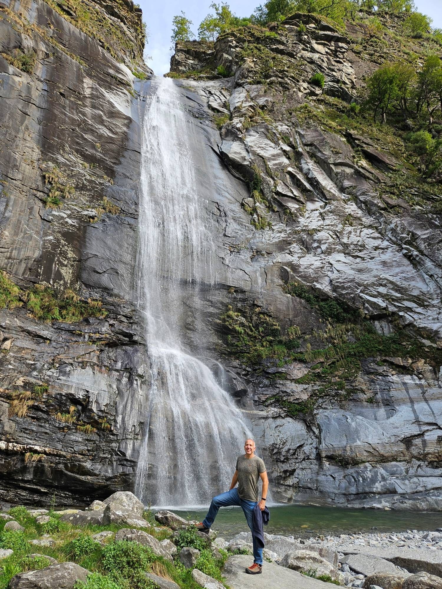 Bild zeigt mich vor einem Wasserfall stehend