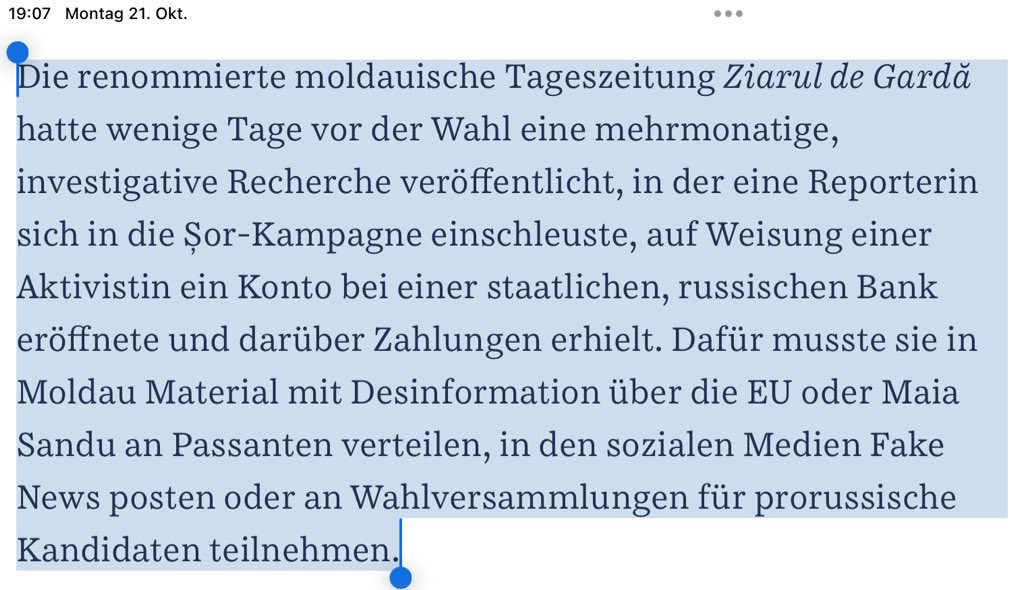 Bild ist ein Screenshot aus dem verlinkten SZ-Artikel mit folgendem Text:

Die renommierte moldauische Tageszeitung Ziarul de Gardă hatte wenige Tage vor der Wahl eine mehrmonatige, investigative Recherche veröffentlicht, in der eine Reporterin sich in die Șor-Kampagne einschleuste, auf Weisung einer Aktivistin ein Konto bei einer staatlichen, russischen Bank eröffnete und darüber Zahlungen erhielt. Dafür musste sie in Moldau Material mit Desinformation über die EU oder Maia Sandu an Passanten verteilen, in den sozialen Medien Fake News posten oder an Wahlversammlungen für prorussische Kandidaten teilnehmen.