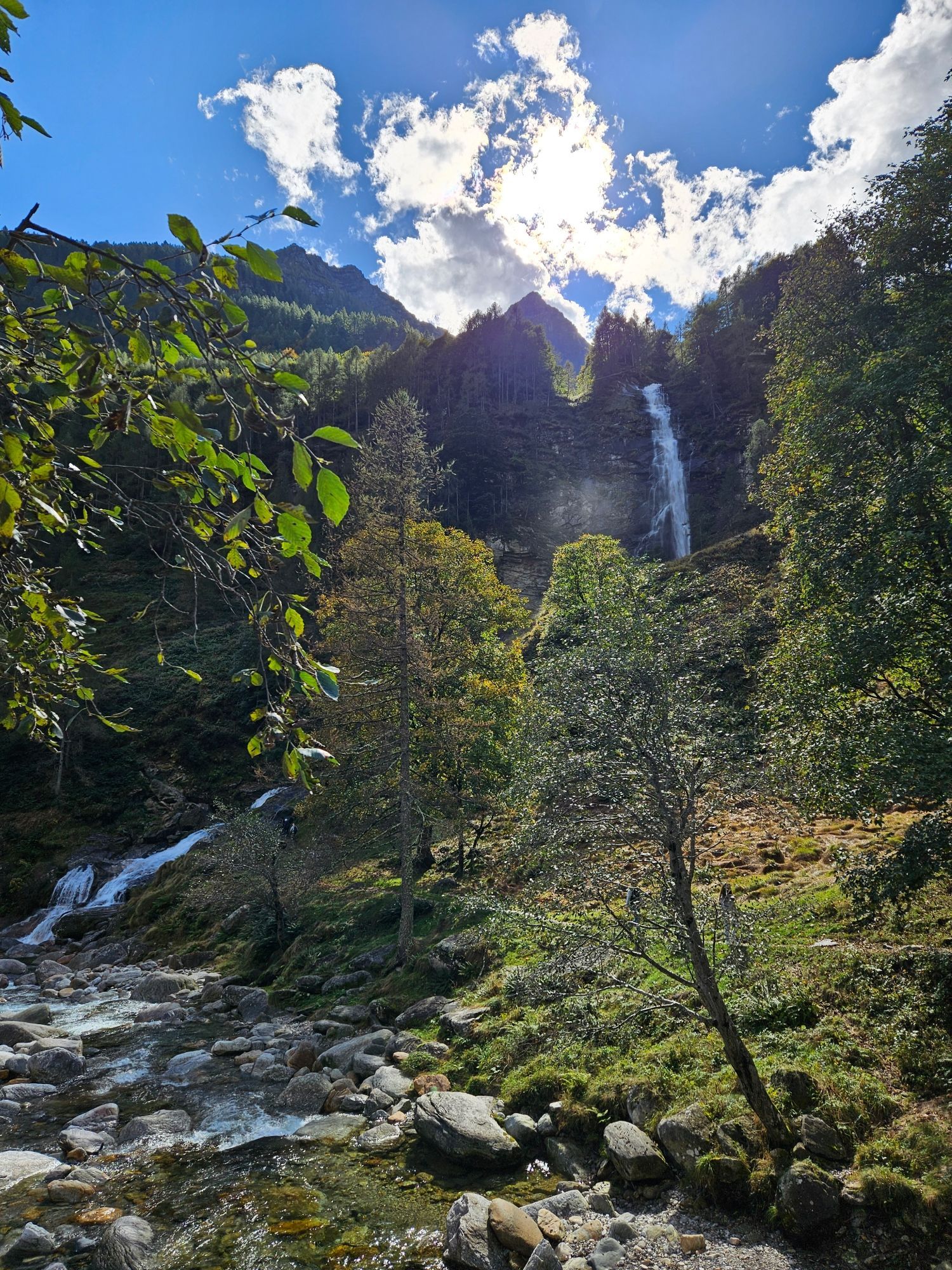 Bild zeigt einen Wasserfall.