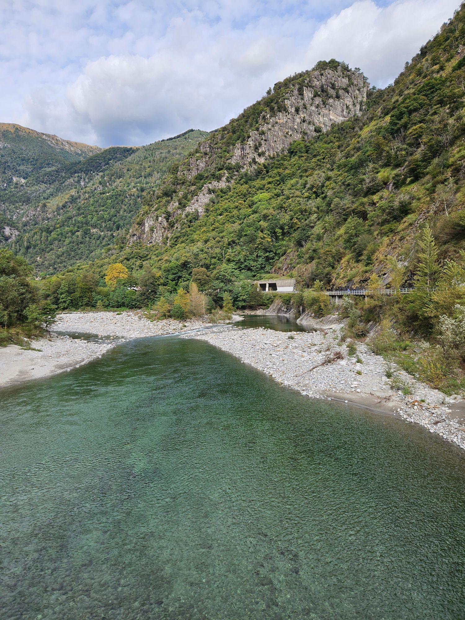 Bild zeigt den Fluß Maggia.