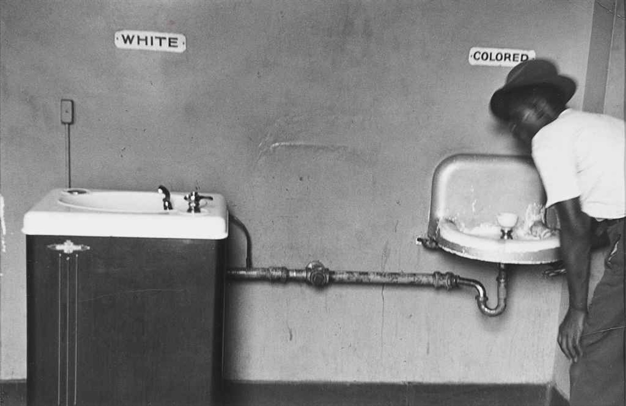 Elliot Erwitt
Segregated water fountain 1950