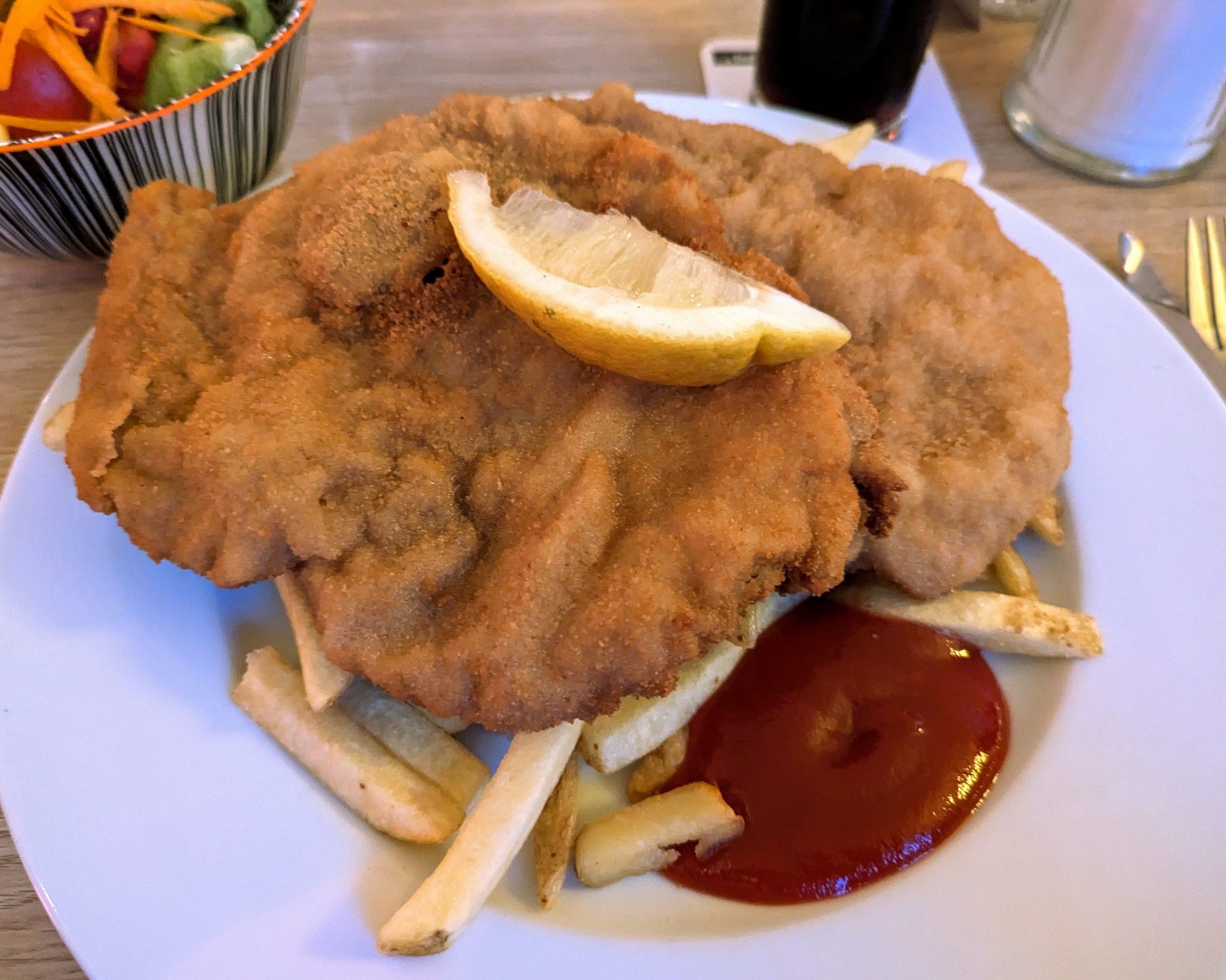 Zwei riesen Schnitzel, Pommes und Salätchen.