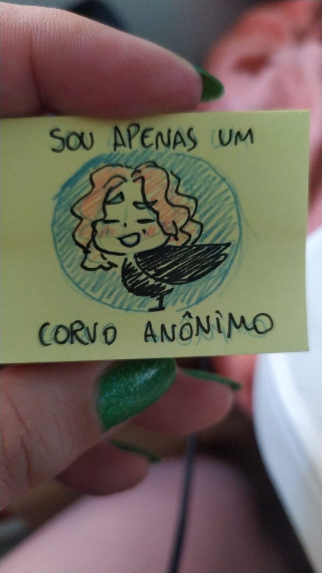 desenho feito em postit de um corvo com cabeça de pessoa, um rapaz ruivo com uma expressão contrariada, escrito: "sou apenas um corvo anônimo"