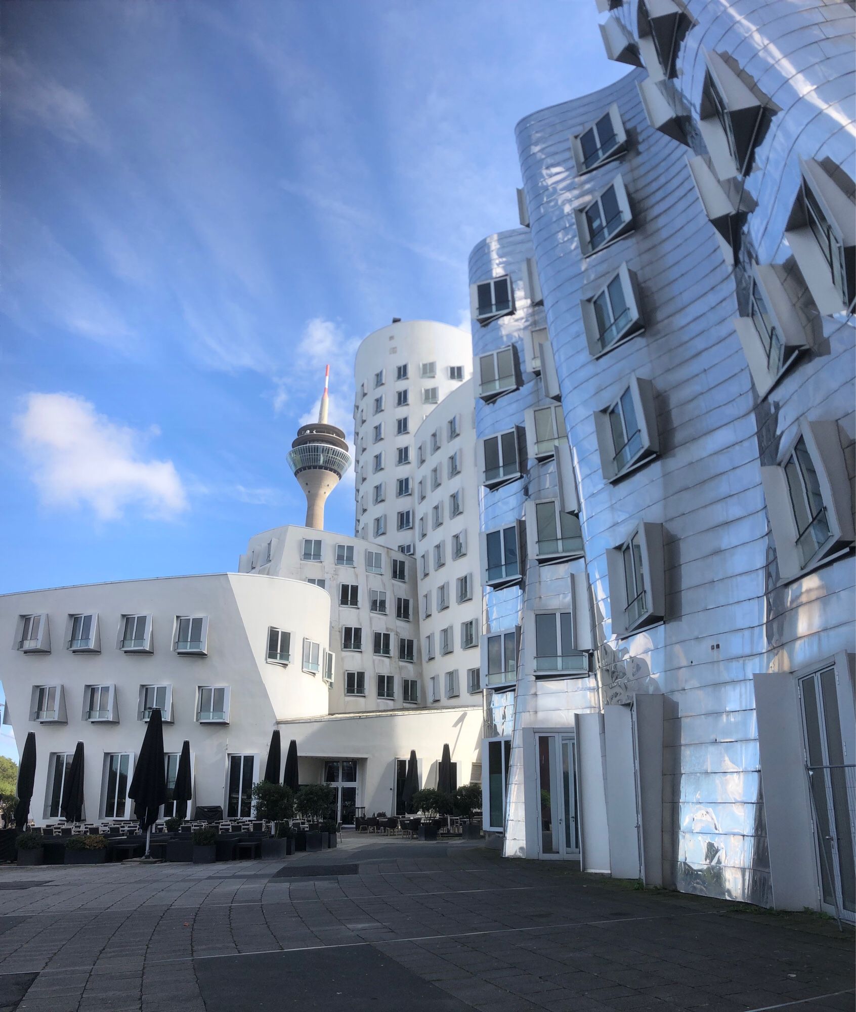 Die berühmten Gehry Häuser im Düsseldorfer Medienhafen. Im Hintergrund der Funkturm