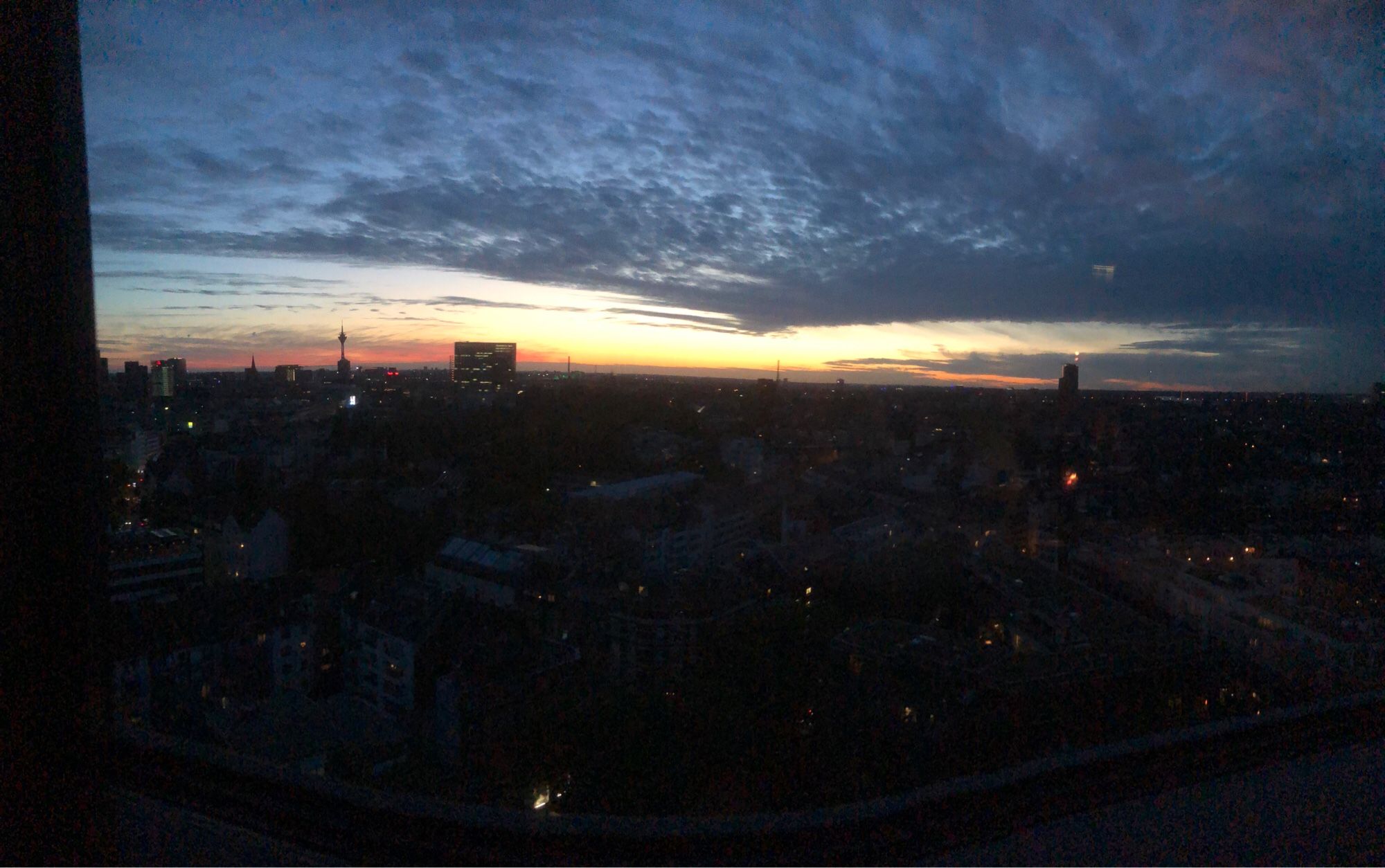 Düsseldorfer Skyline mit Abendhimmel