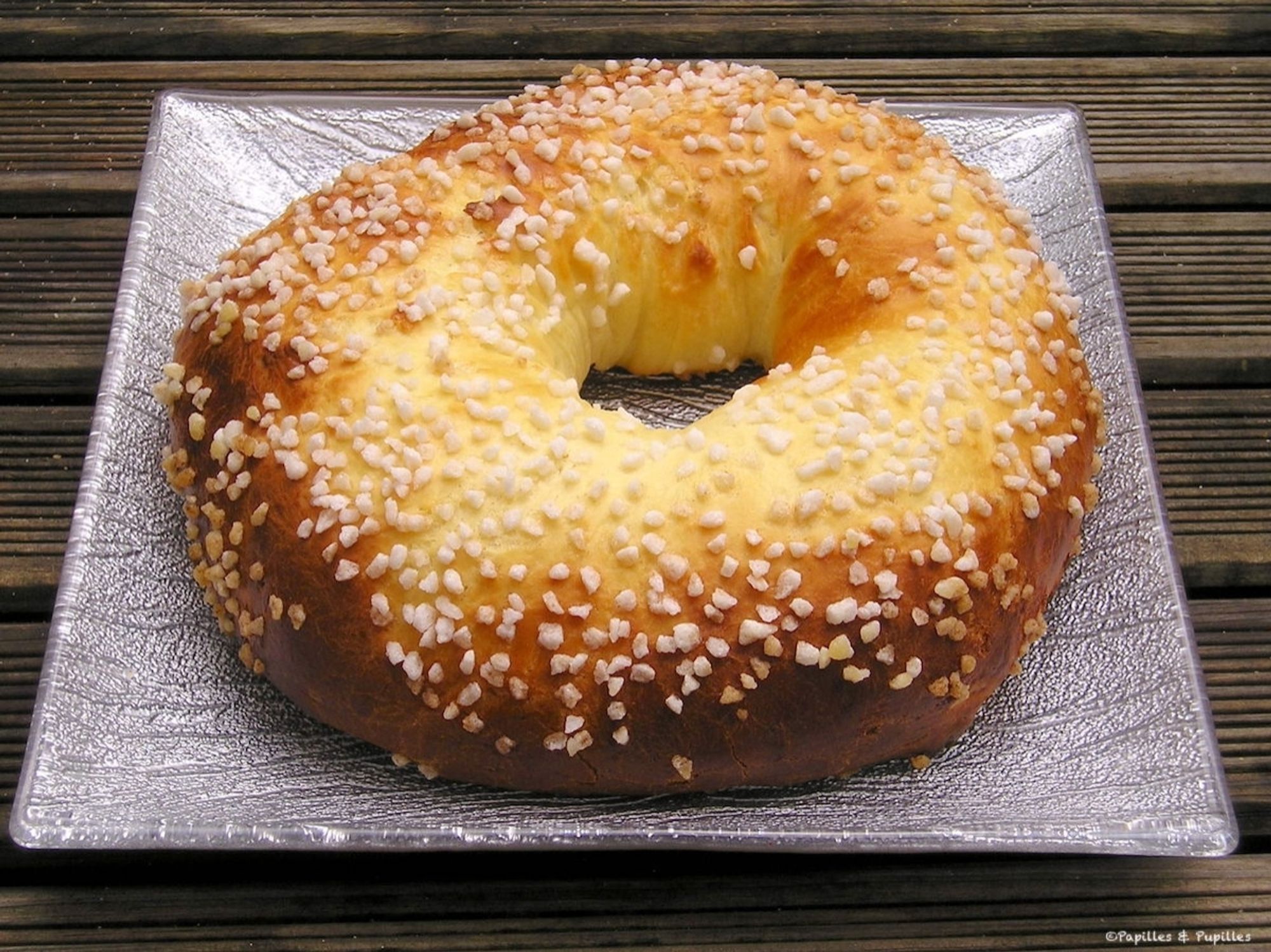 La couronne des rois qu'on sert en Gironde. Pas de pâte feuilletée,  pas de crème d'amande, pas de fruits confits.
De la pâte brioché parfumée à la fleur d'oranger et un peu de sucre. C'est tout.