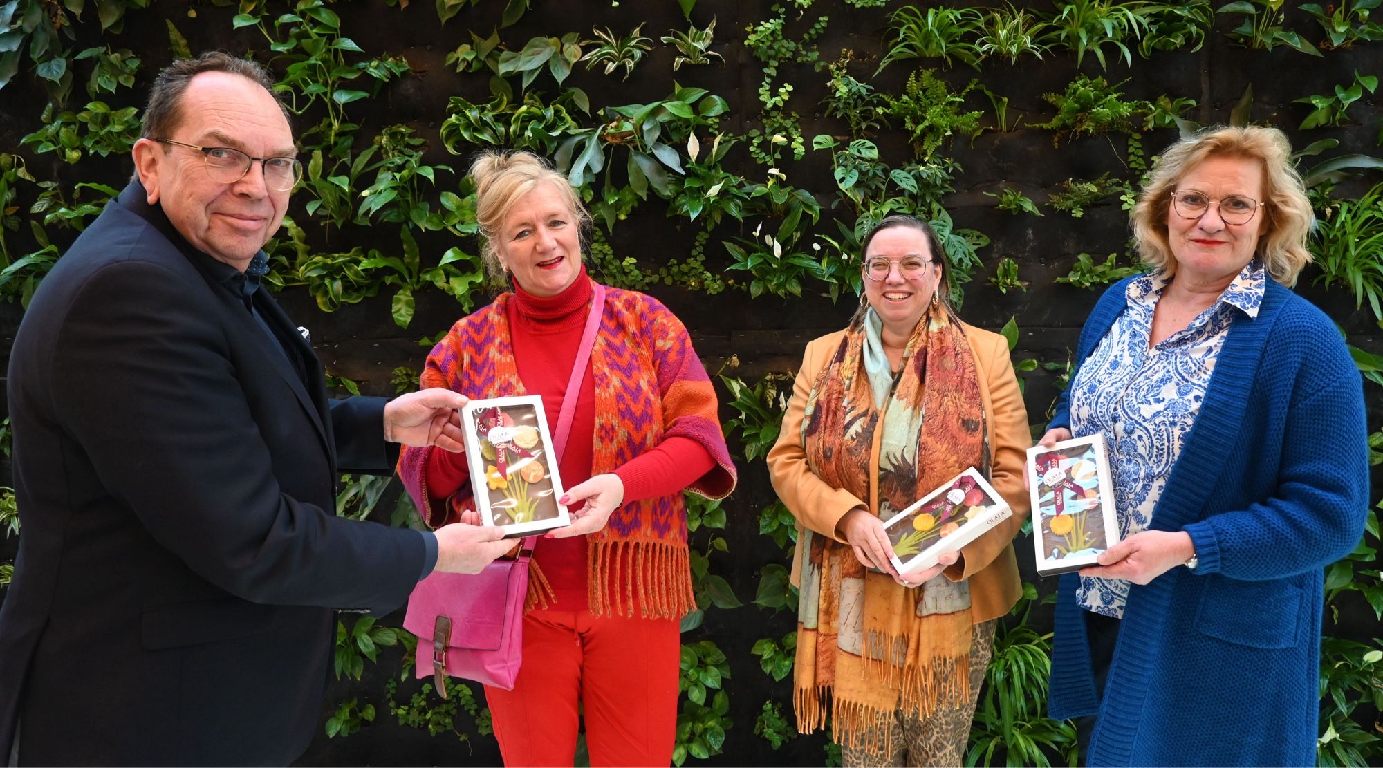 Drie vrouwelijke wethouders van West Betuwe krijgen presentje namens de Wethoudersvereniging op internationale vrouwendag van mij