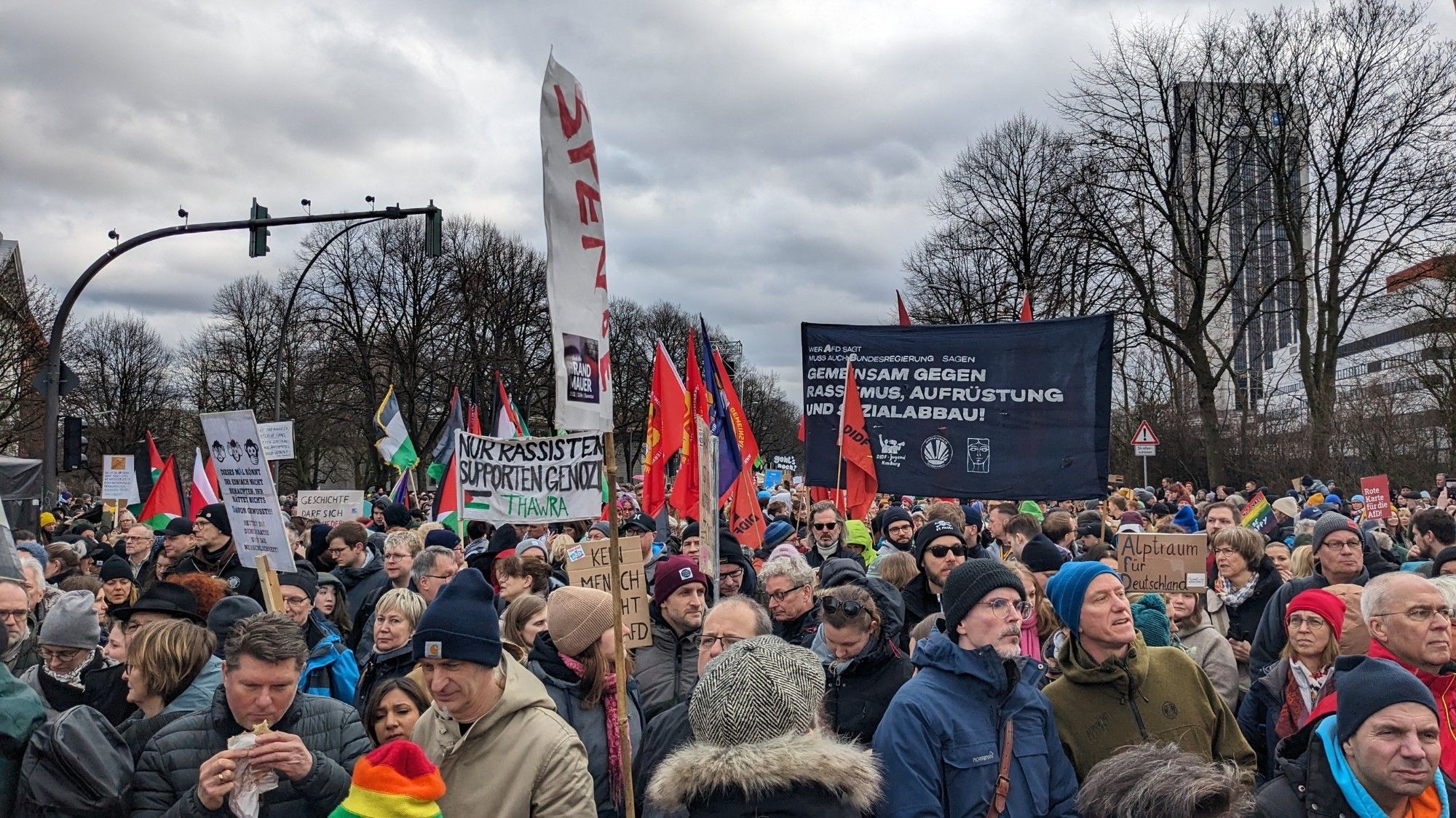 Viele Menschen mit Schildern Höhe Staatsbibliothek Hamburg