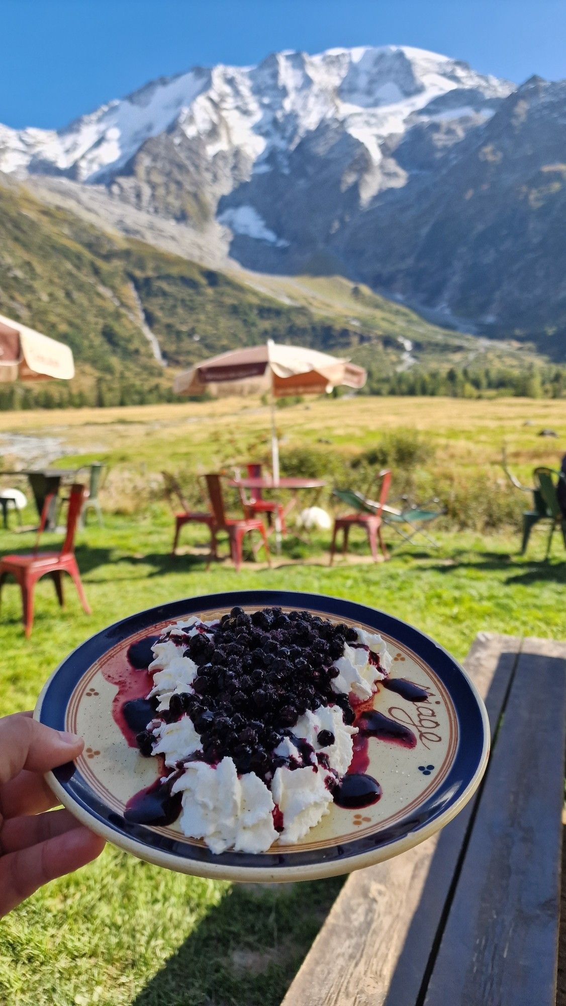 Un homosexuel s'apprête à déguster sa tarte aux myrtilles dans les Hautes-Alpes, avec vue sur le mont Truc (vrai nom hein, pas une blague).