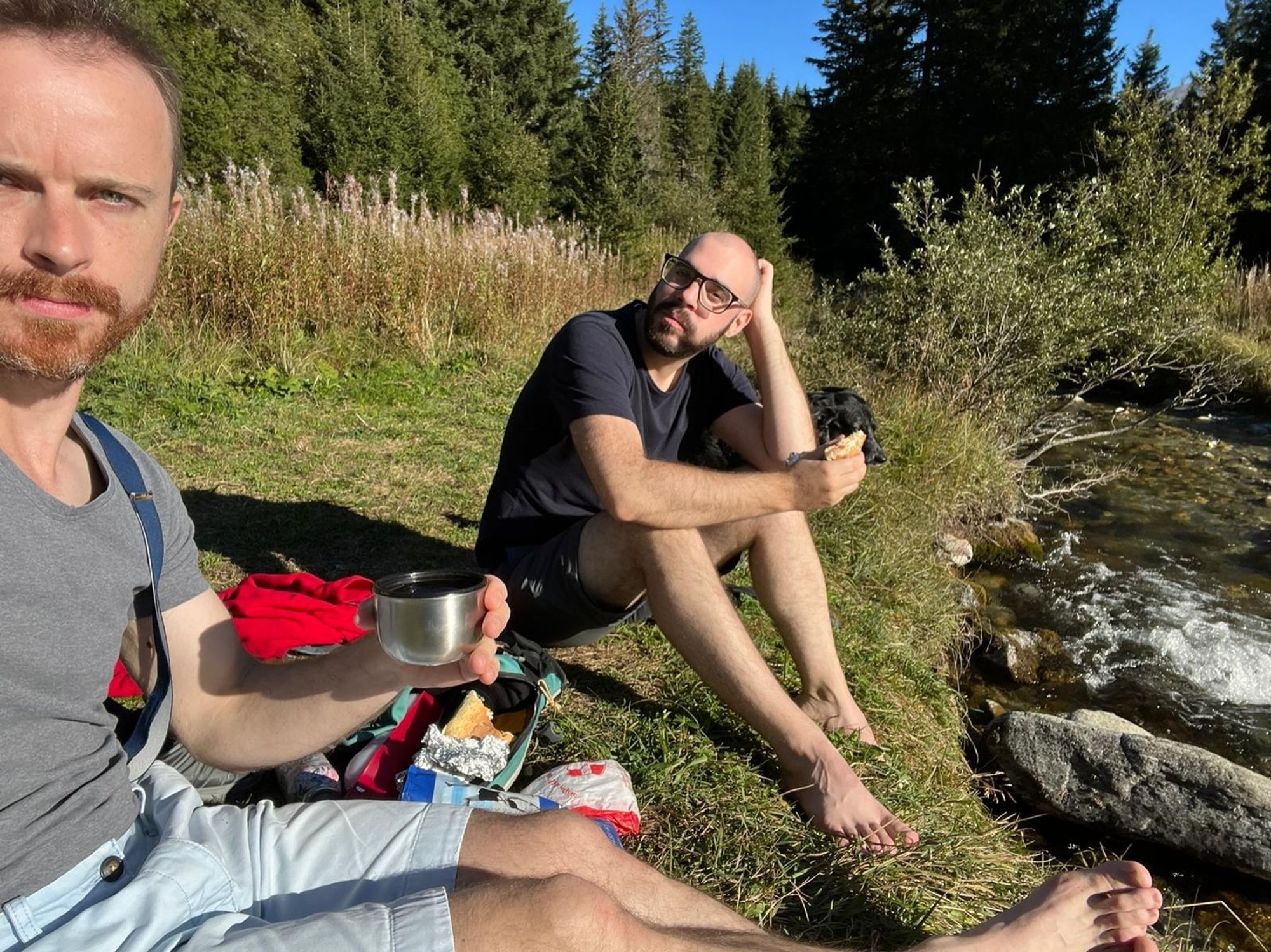 Deux homosexuels mangeant dans les hautes-Alpes, au bord d'un ruisseau.