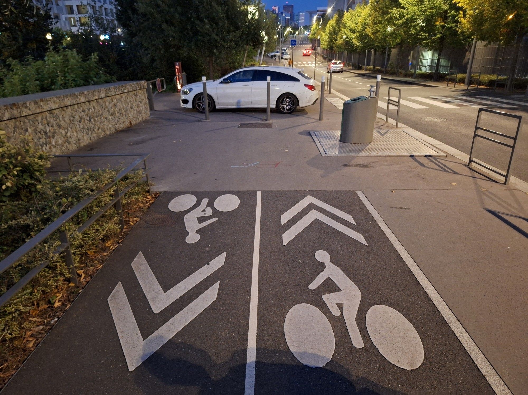 2 spuriger Radweg, Auto parkt quer über beide Spuren