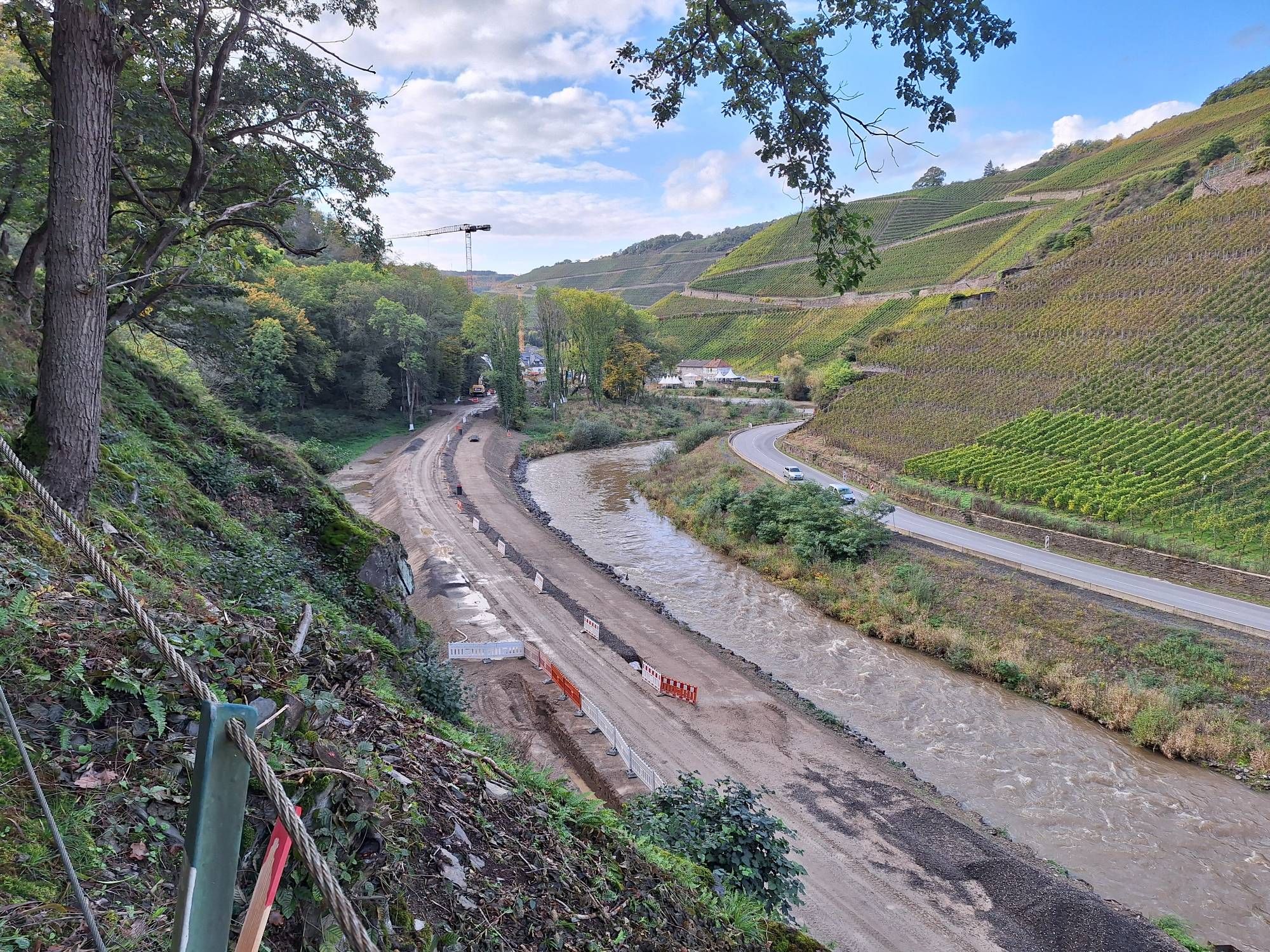 Von links nach rechts: Berghang, Baustelle für die Bahn, Ahr, Bundesstraße,  Weinberg