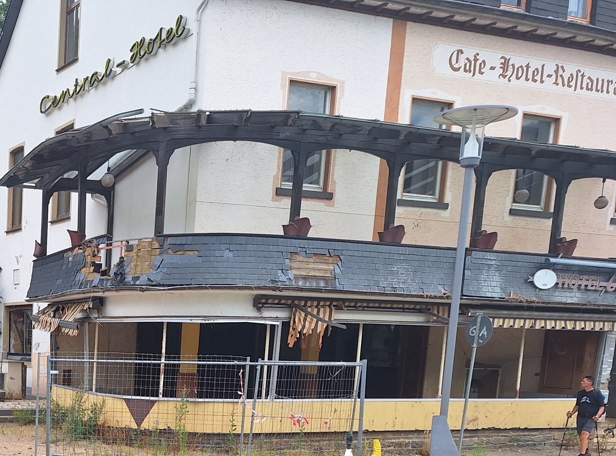 Älteres Hotel, alle Fenster im EG kaputt, Brüstung vom Balkon im 1.OG kaputt