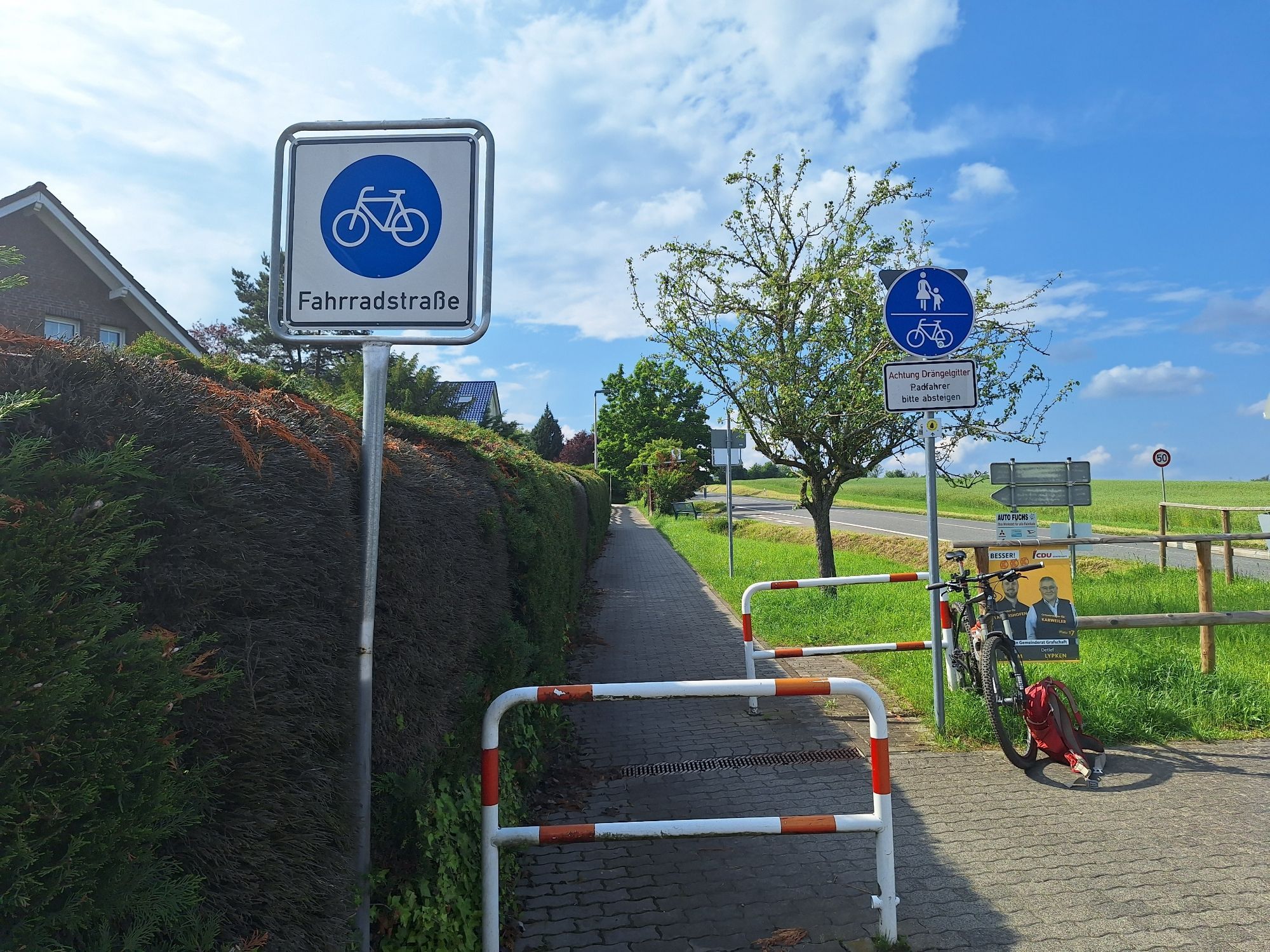 Schild Fahrradstraße,  ca 2m später wird dies zum kombinierten Fußweg / Radweg