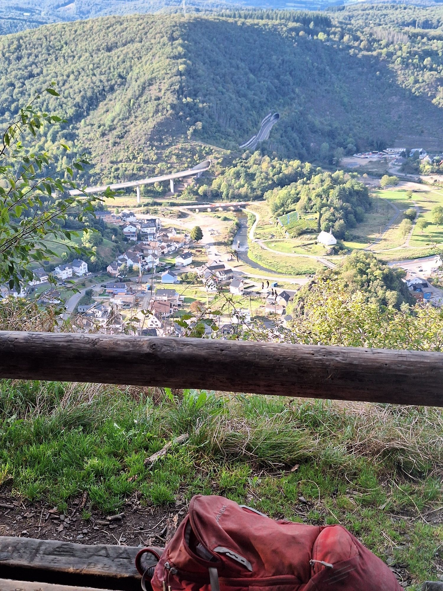 Blick von oben auf Altenburg/ Ahr. Ca. 200 Meter oberhalb der Ahr