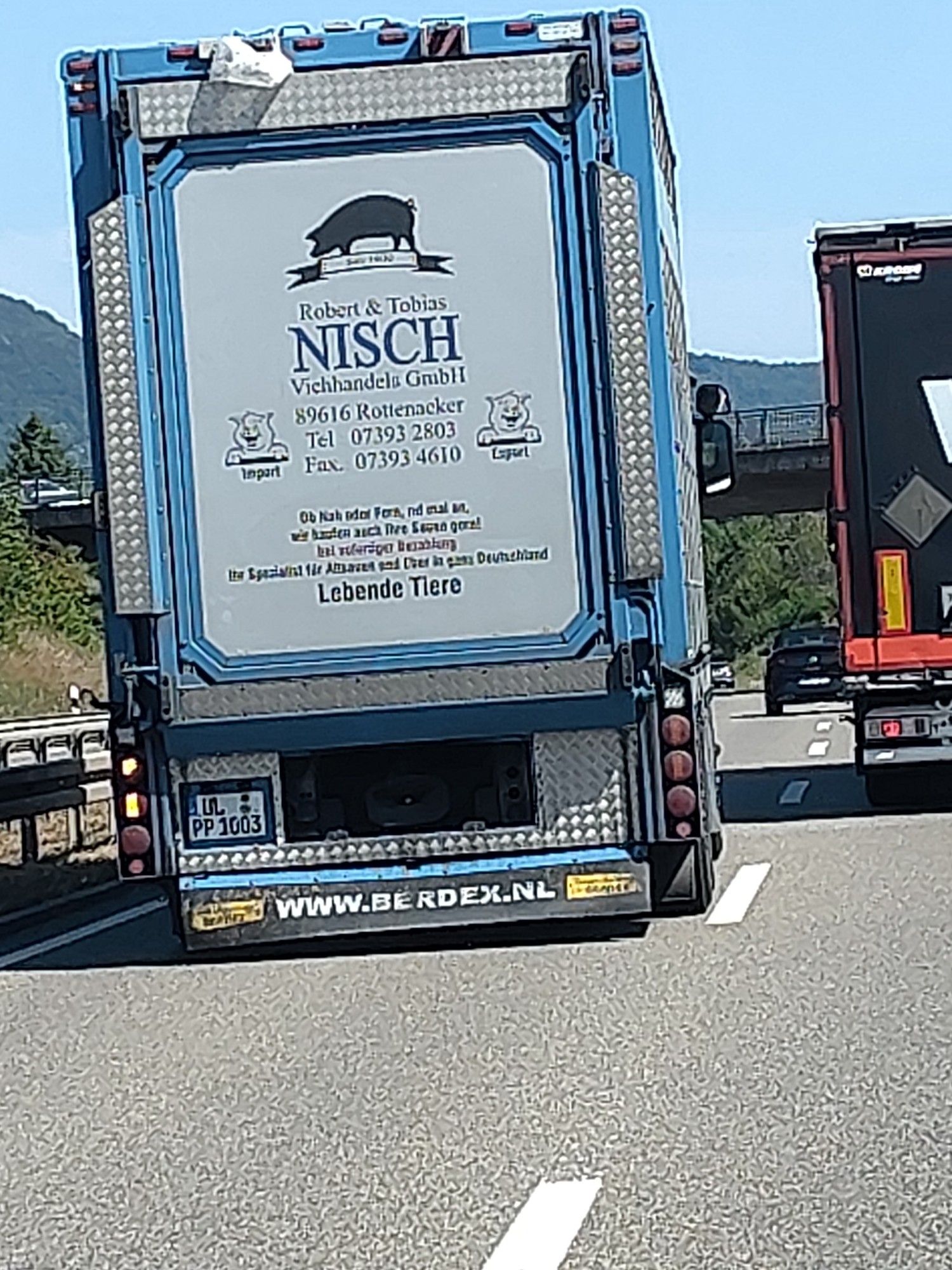 Ein Tiertransport der gerade einen LKW überholt.