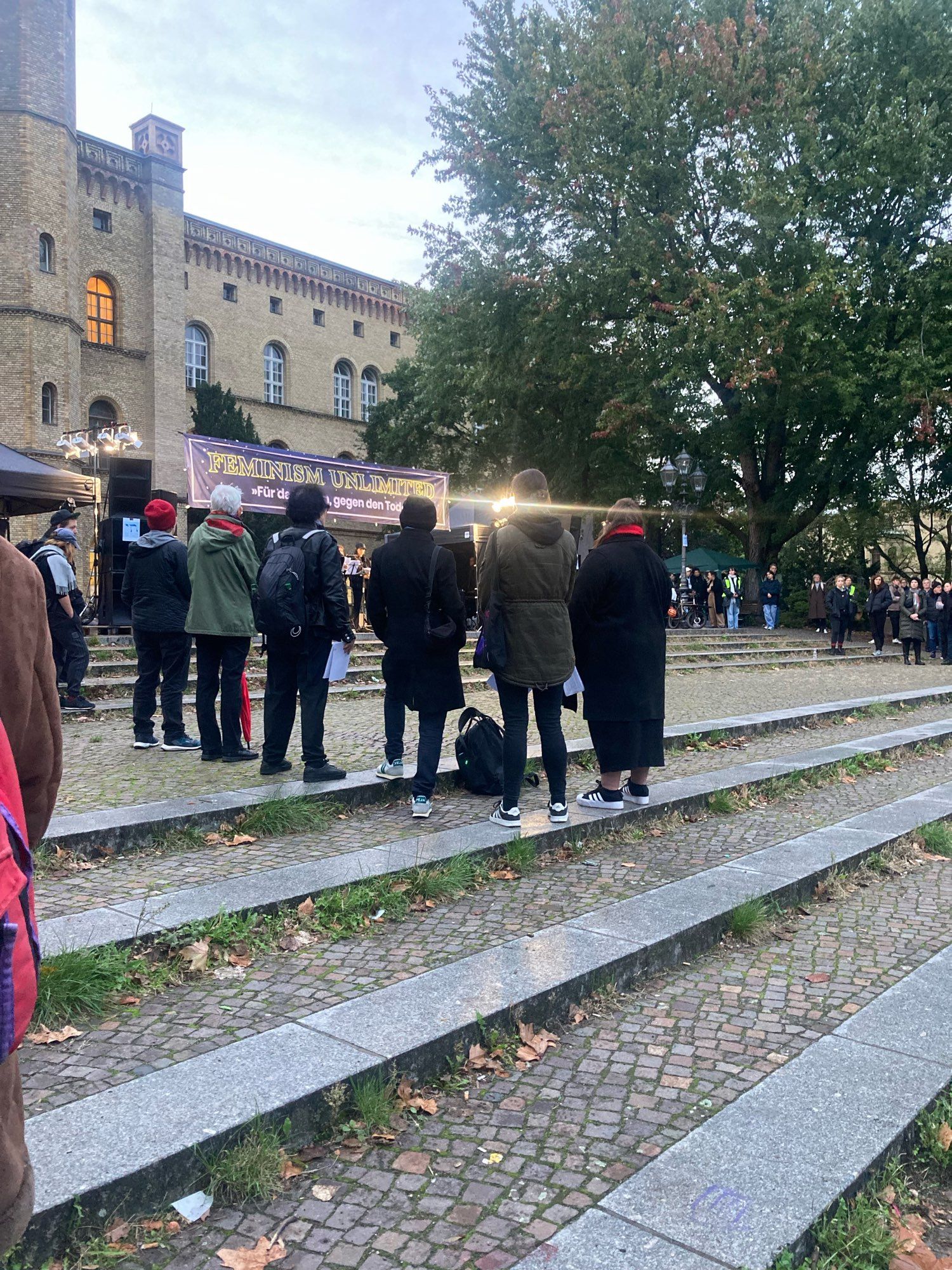 Beginn der Kundgebung mit Bühne, Veronika Kracher vor dem Bethanien