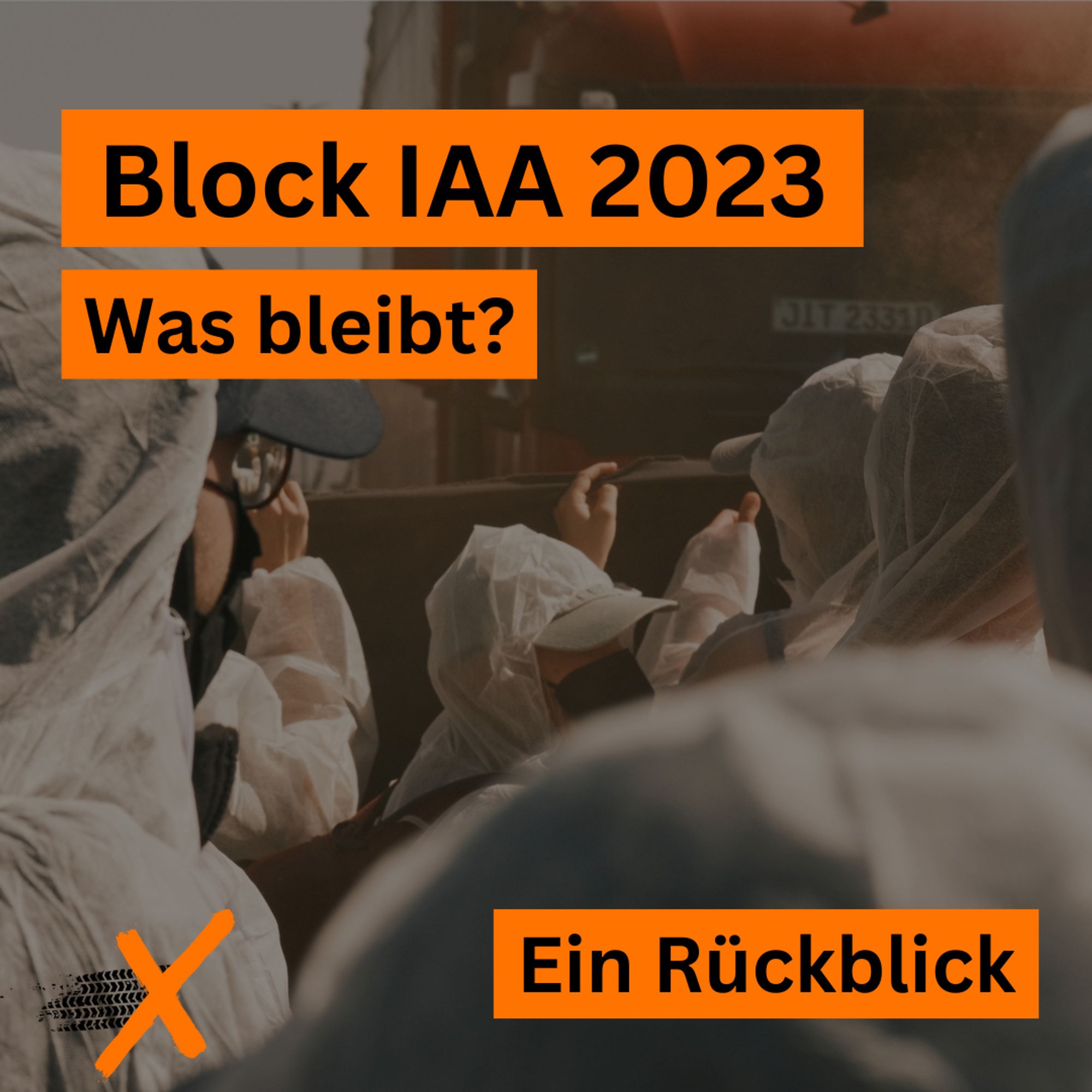 Gruppe von Aktivist_innen in Malanzügen am BMW Werk Dingolfing. Sie halten ein Banner, auf der anderen Seite steht ein LKW.
Aufschrift: "Block IAA 2023, Was bleibt? Ein Rückblick"