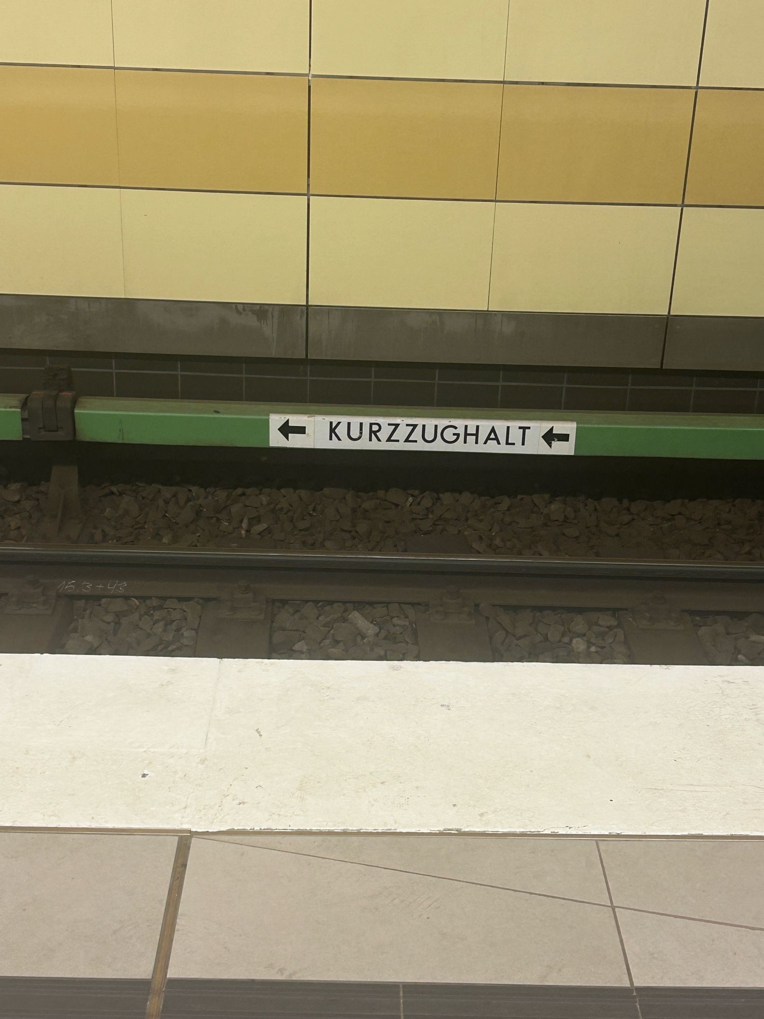 Schild am Bahngleis auf dem „Kurzzughalt“ steht