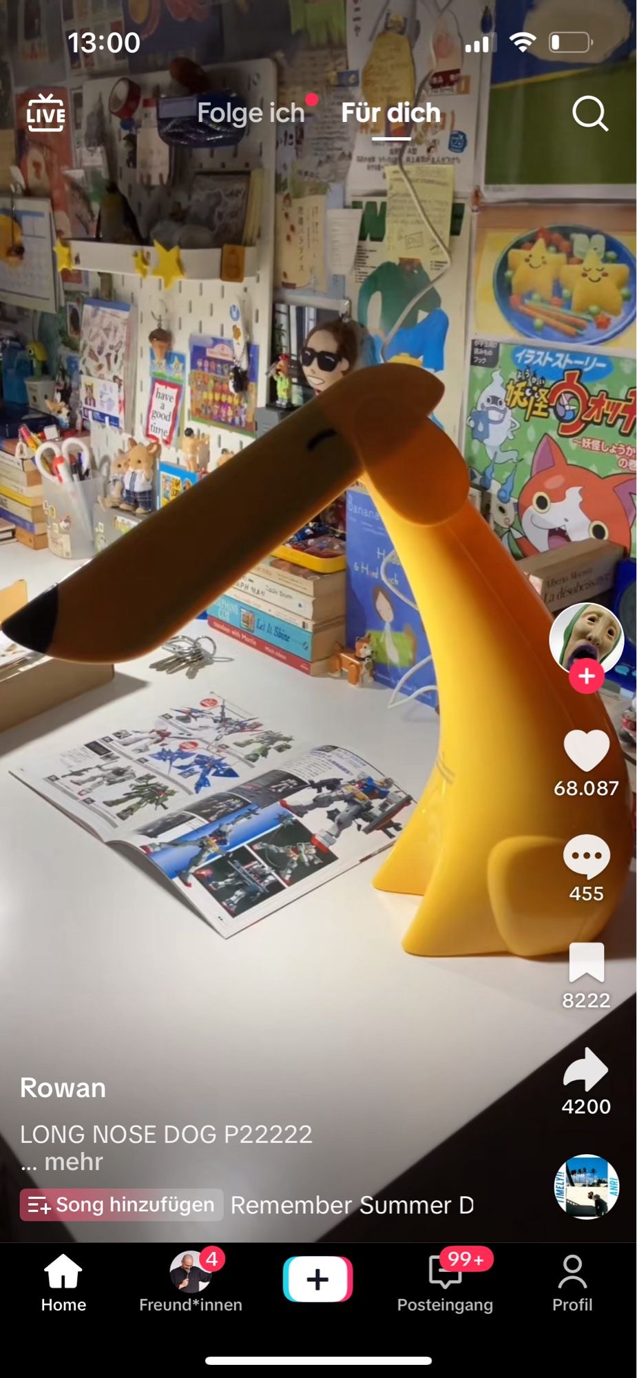 Ein Screenshot von einem TikTok, es ist eine gelbe Lampe zu sehen, die wie ein Hund aussieht. Das Licht kommt aus der langen Schnauze