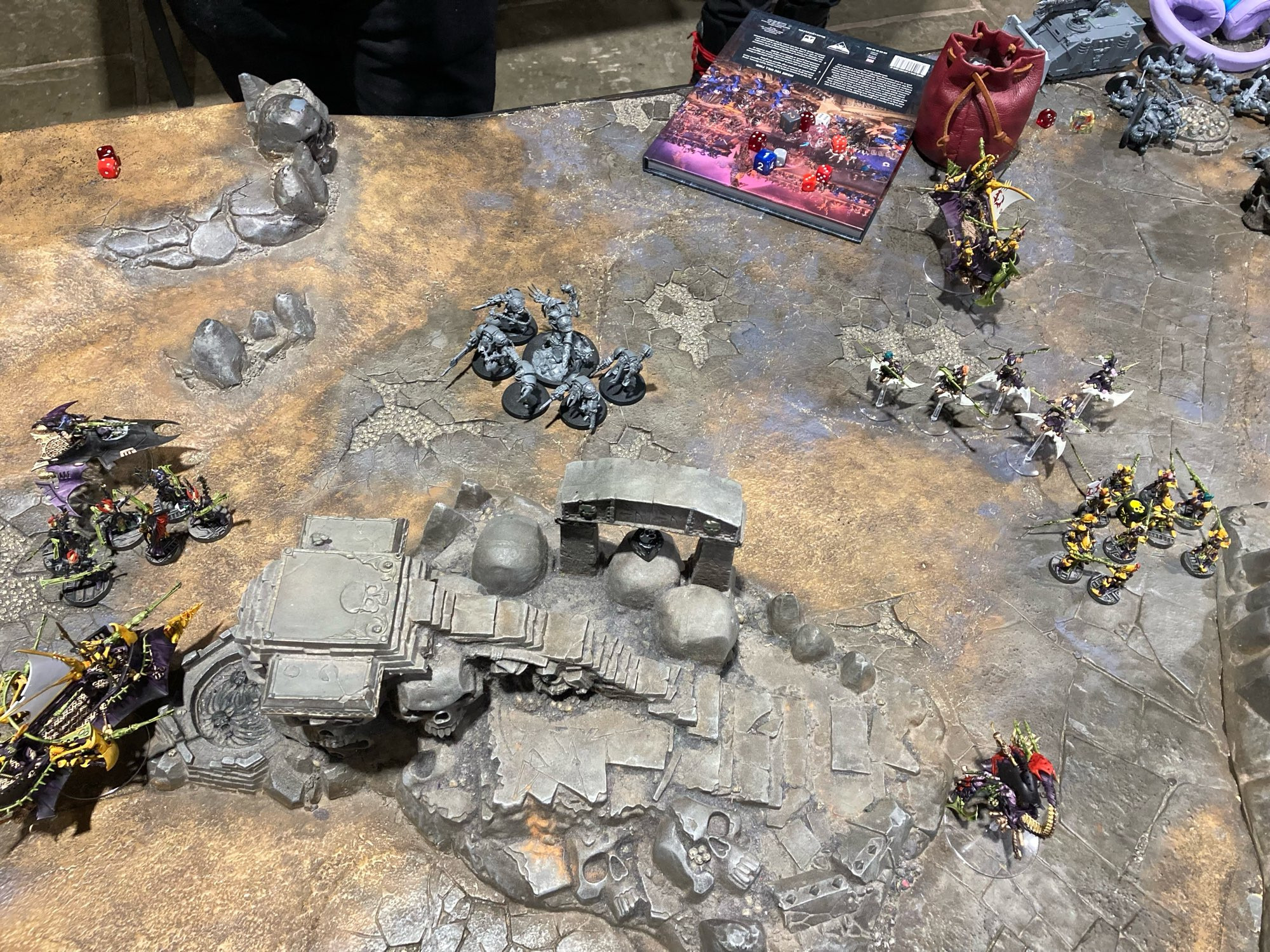 A grey plastic Abaddon (with a skaven head) and five terminators surrounded by one Venom, a Ravager, five Incubi, an Archon, a Talos, 10 Kabalite Warriors, and 5 Hellions)