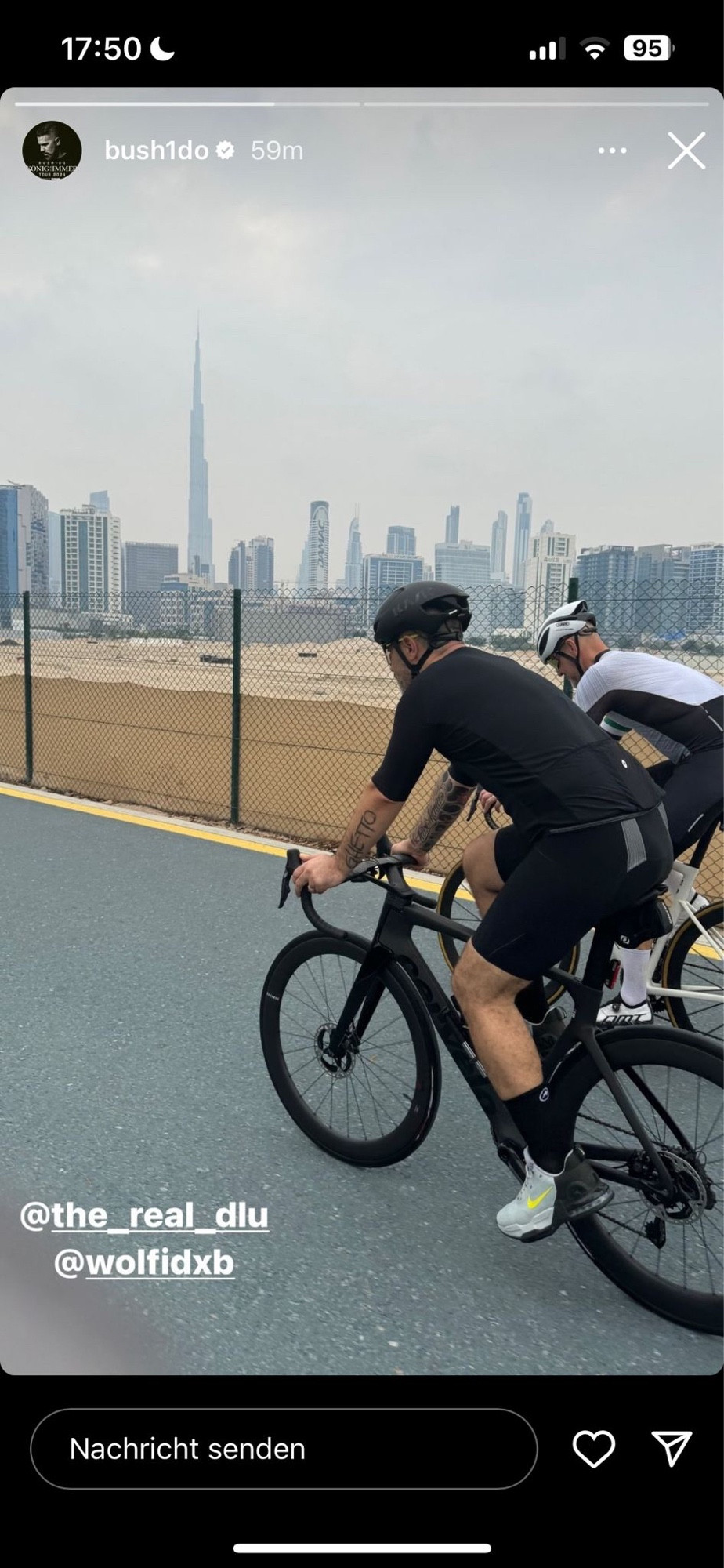 Bushido (Sprechgesangskünstler) auf rennrad vor skyline von dubai