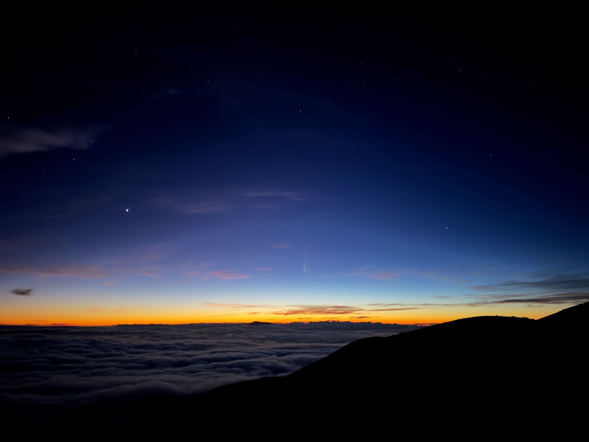 📷James Wright- Comet C/2023 A3 Tsuchinshan-Atlas center, with bright Venus to the left. Mauna Kea on the Big Island of Hawaiʻi on 12 Oct 2024.