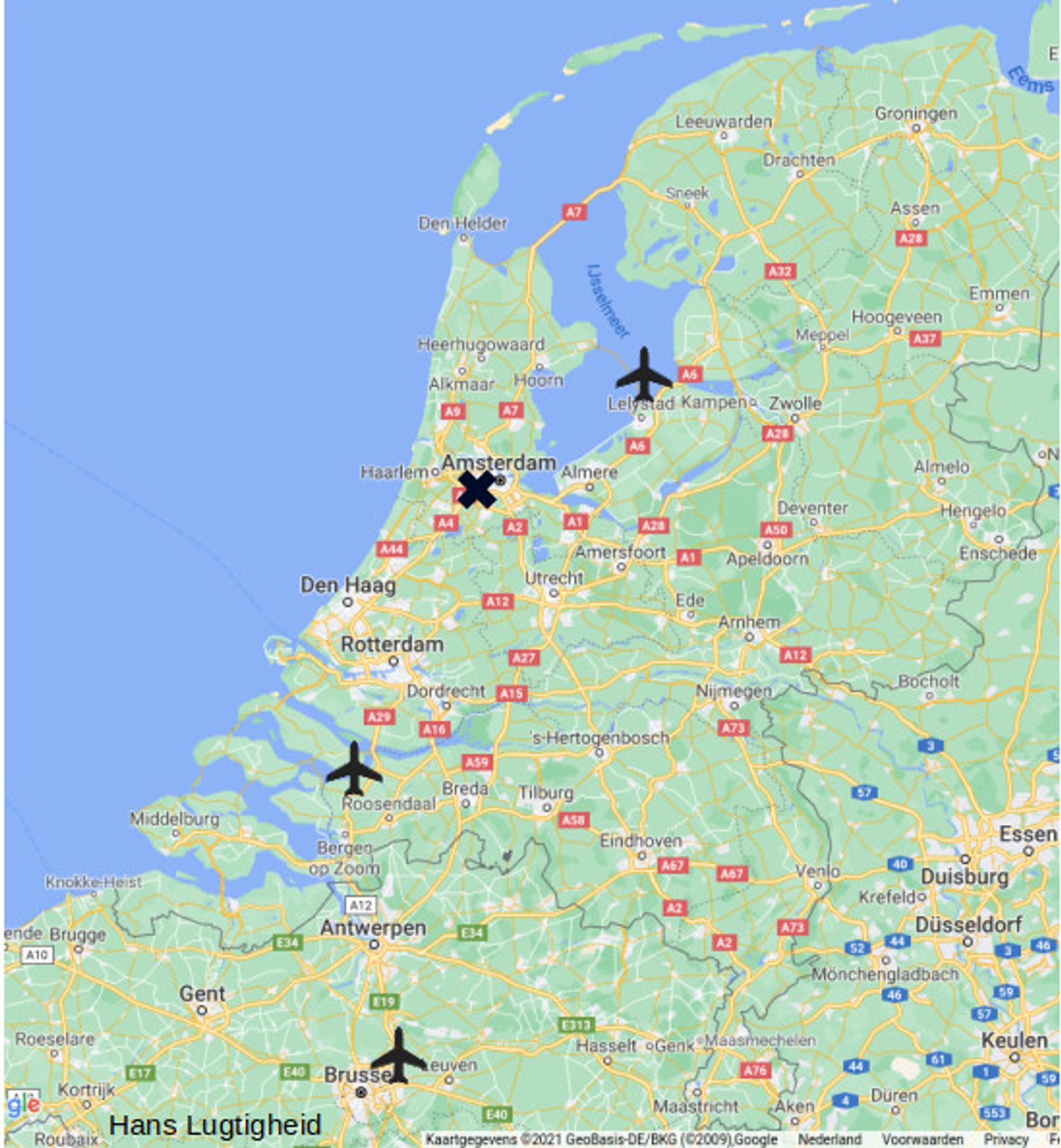 Kaart van Nederland en stuk Belgie. Vliegtuig bij Lelystad, Brabant West en Brussel. Kruis bij huidig Schiphol.