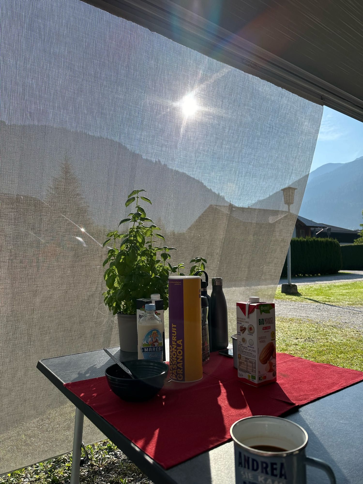 Frühstückstisch in der Morgensonne mit Bergblick