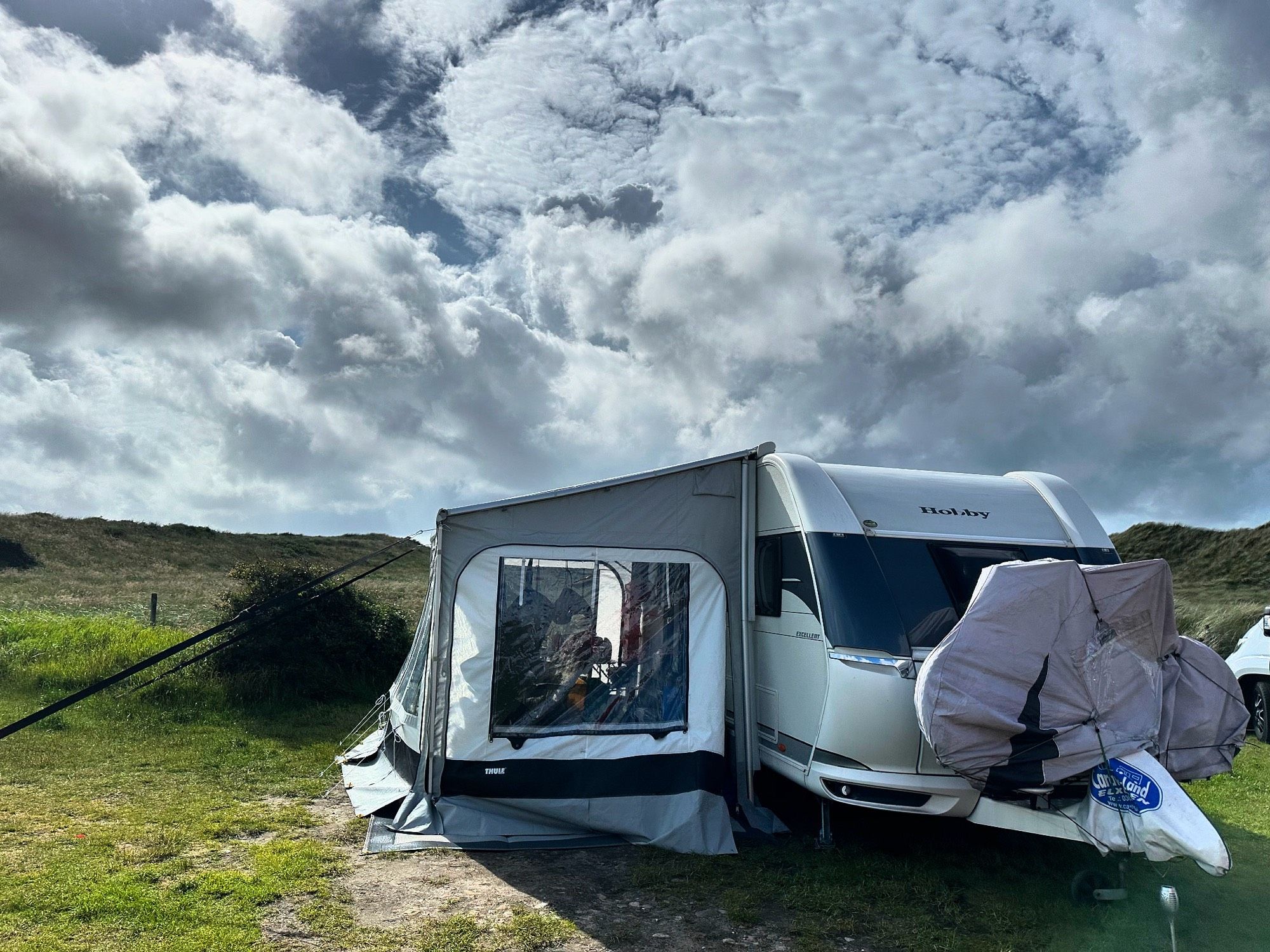 Wohnwagen mit Vorzelt  im Dünencampingplatz