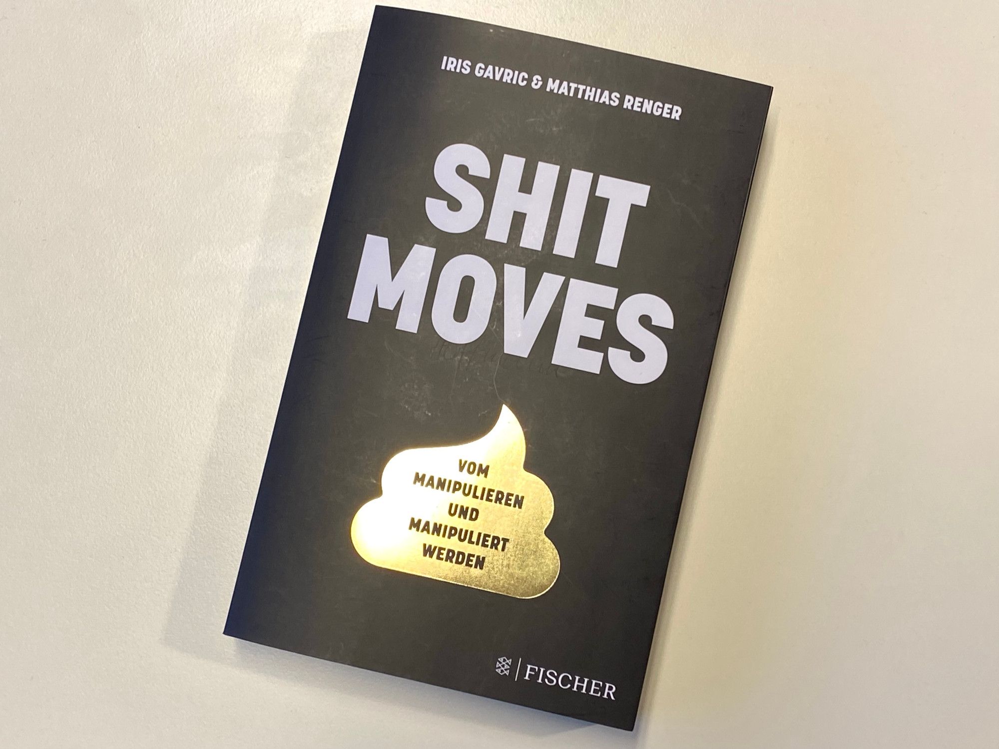 Buchcover "Shitmoves" von Iris Gavric und Matthias Renger mit dem Untertitel "Vom manipulieren und manipuliert werden"