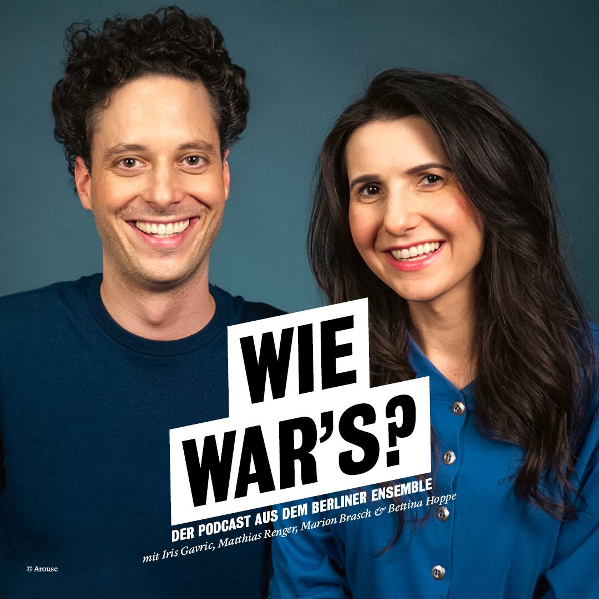 Text-Bild-Kachel mit einem Foto von Matthias Renger und Iris Gavric und dem Text "Wie war's? Der Podcast aus dem Berliner Ensemble mit Iris Gavric, Matthias Renger, Marion Brasch und Bettina Hoppe"