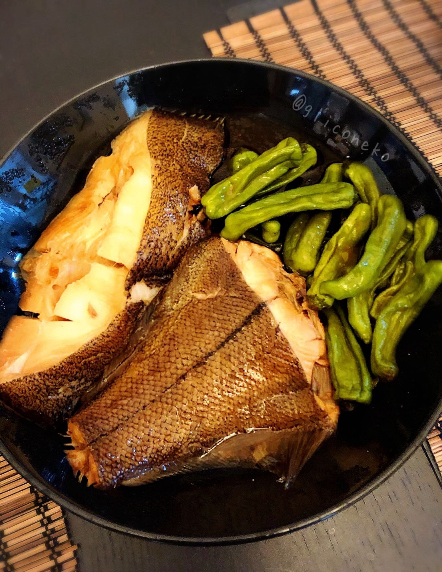 いつかの晩ごはんは、カレイの煮付け🐟煮汁で煮たシシトウも添えて😹