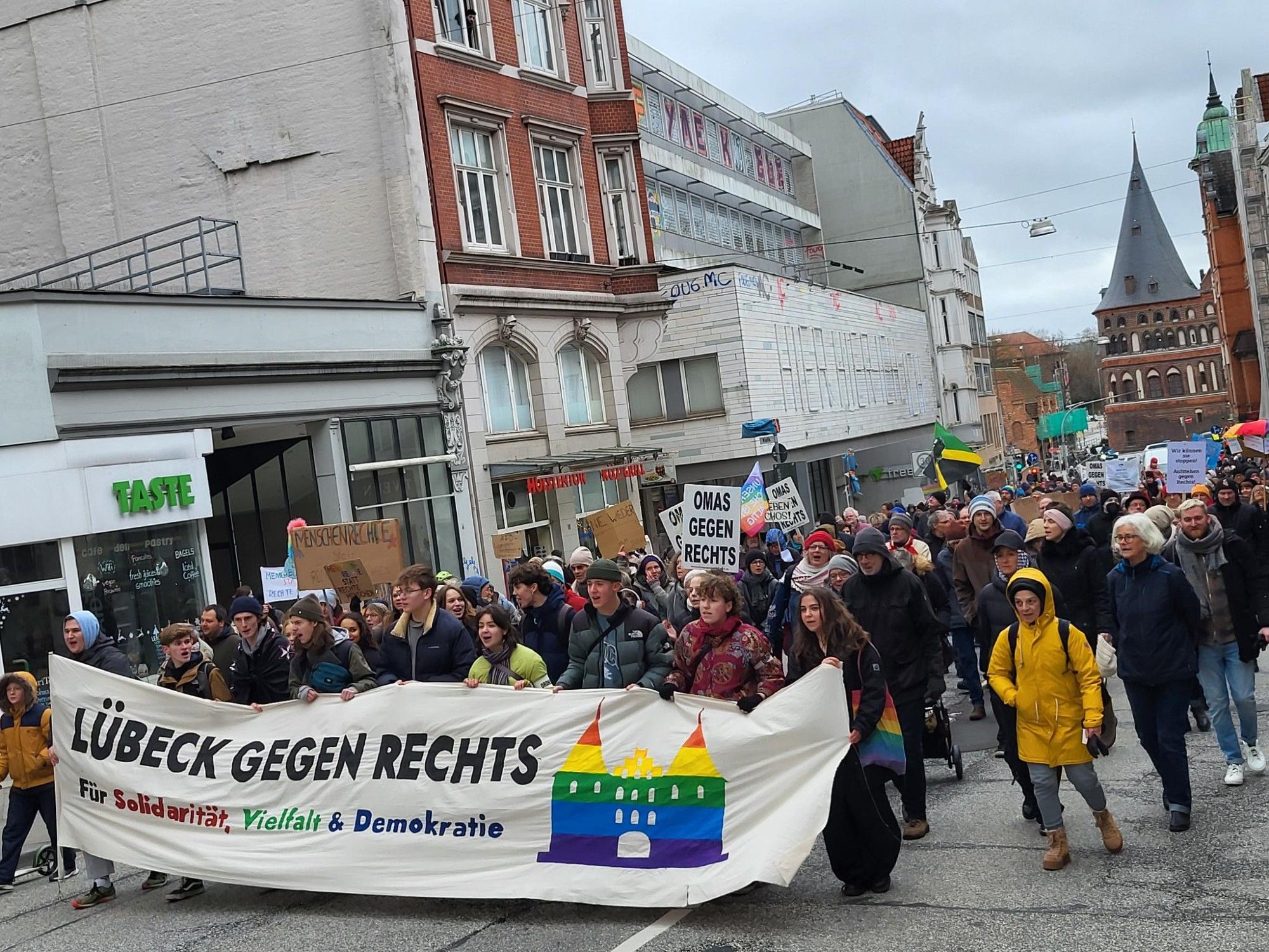 Viele, viele Menschen auf der Straße