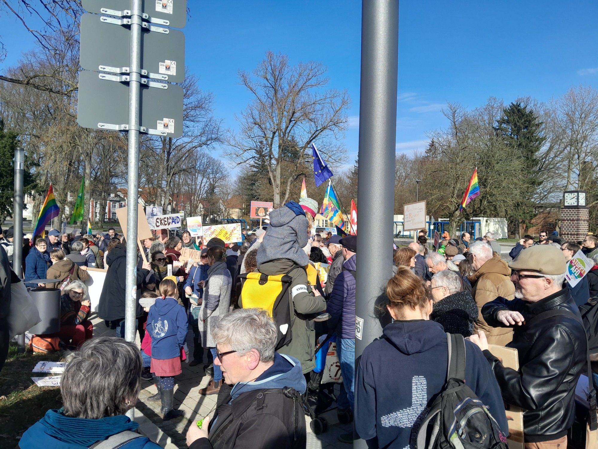 Viele Menschen vor dem Bahnhof