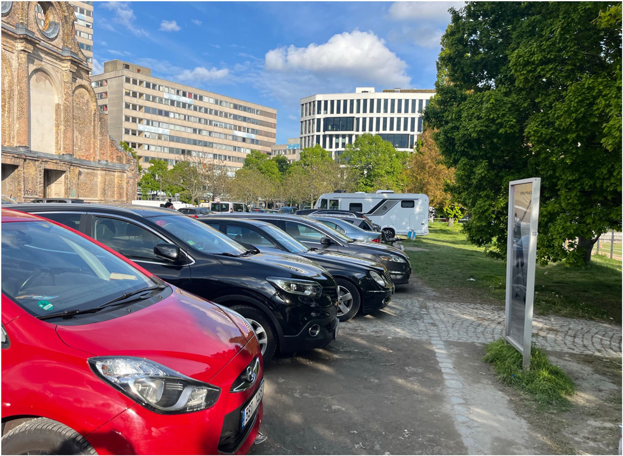 Der ganze Weg am Sportplatz entlang zugeparkt.