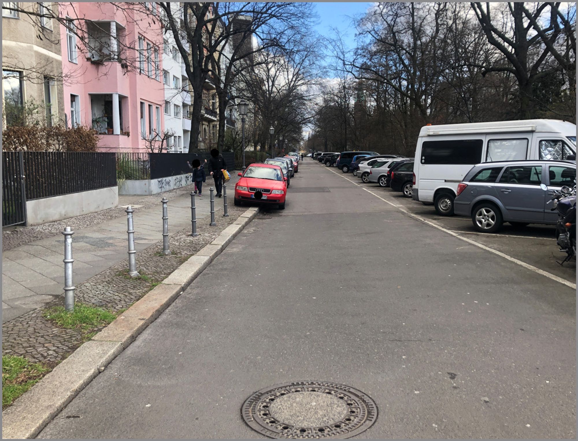 Autos parken illegal in einer Spielstraße (VBZ) genau bis an den Punkt wo Poller gesetzt sind, um das zu verhindern.