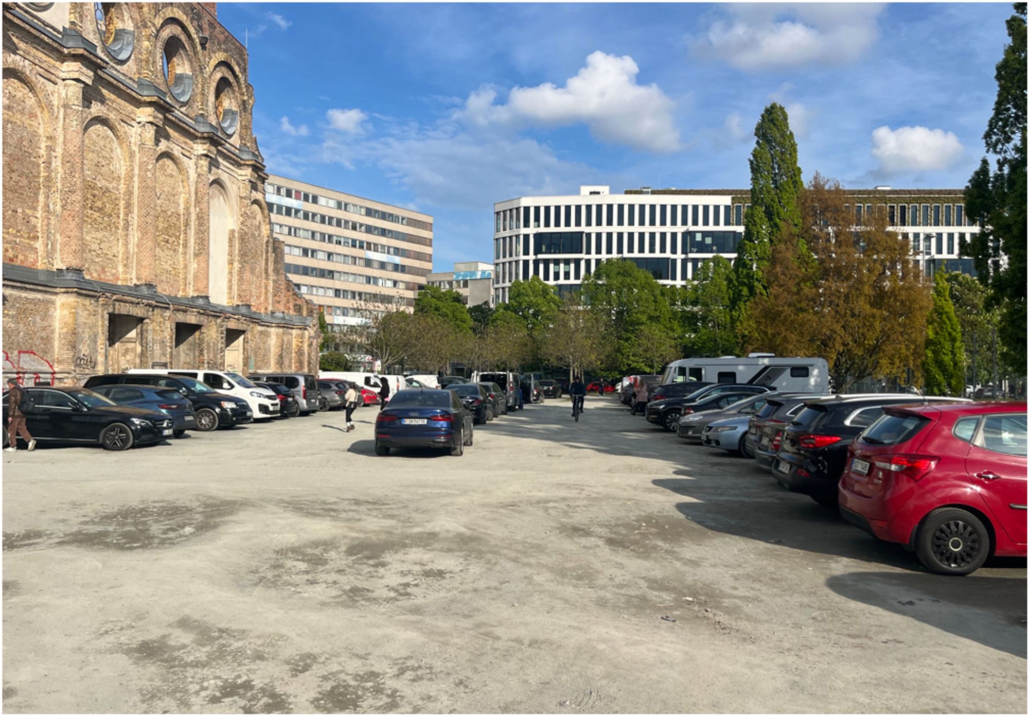 Das Portal des Anhalter Bahnhof mit Steh blech.