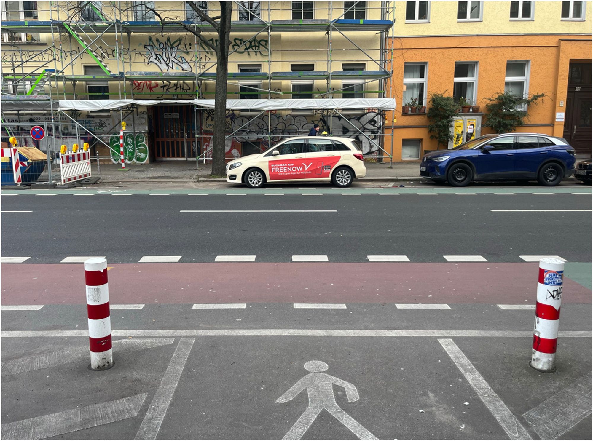 Auf dem Foto parkt ein Taxi auf einer Sperrfläche für einen Fußgängerübergang. Seit dort durch Bauarbeiter die Poller entfernt wurden, steht durch praktisch rund um die Uhr ein Falschparker.