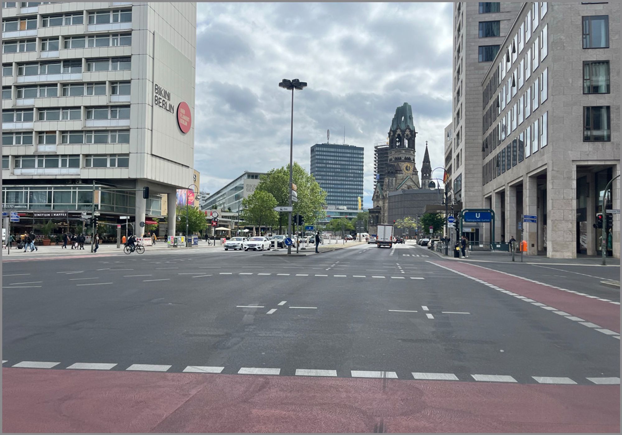 Blick von der Hardenbergstraße/ Joachimsthalerstraße in Berlin Richtung Gedächtniskirche über die gewaltige Asphaltwüste mit etwas roter Farbe.....