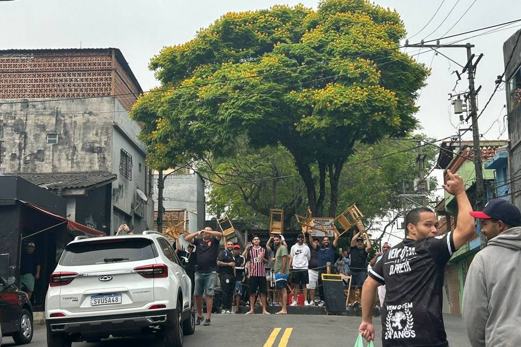 Moradores do Grajaú usam cadeiras para protestar contra carreata de Marçal - Mariana Zylberkan/Folhapress