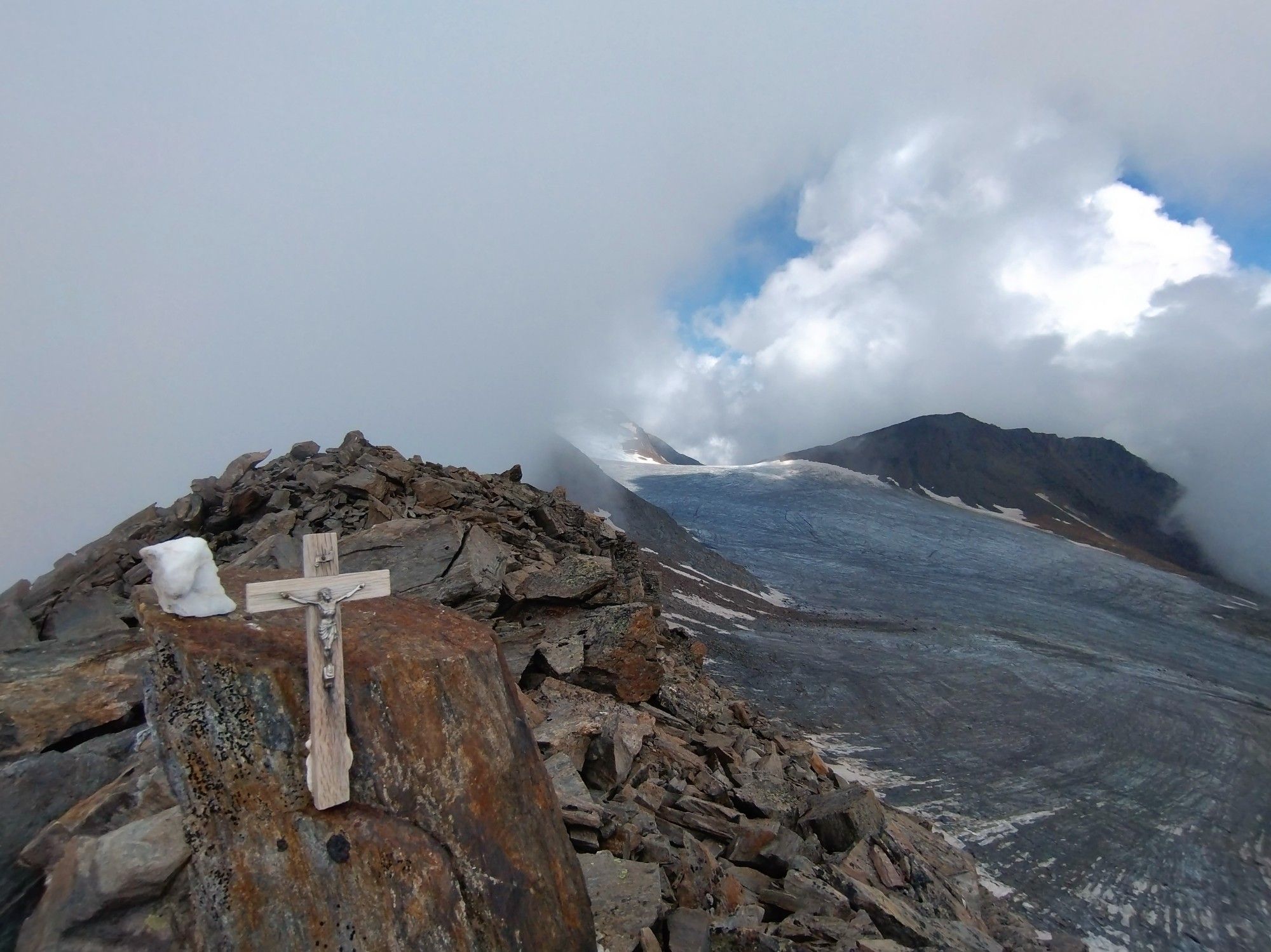 A small cross depicts the summit of Hohe Wart (Guardia Alta) at 3424m in the Central European Alps.