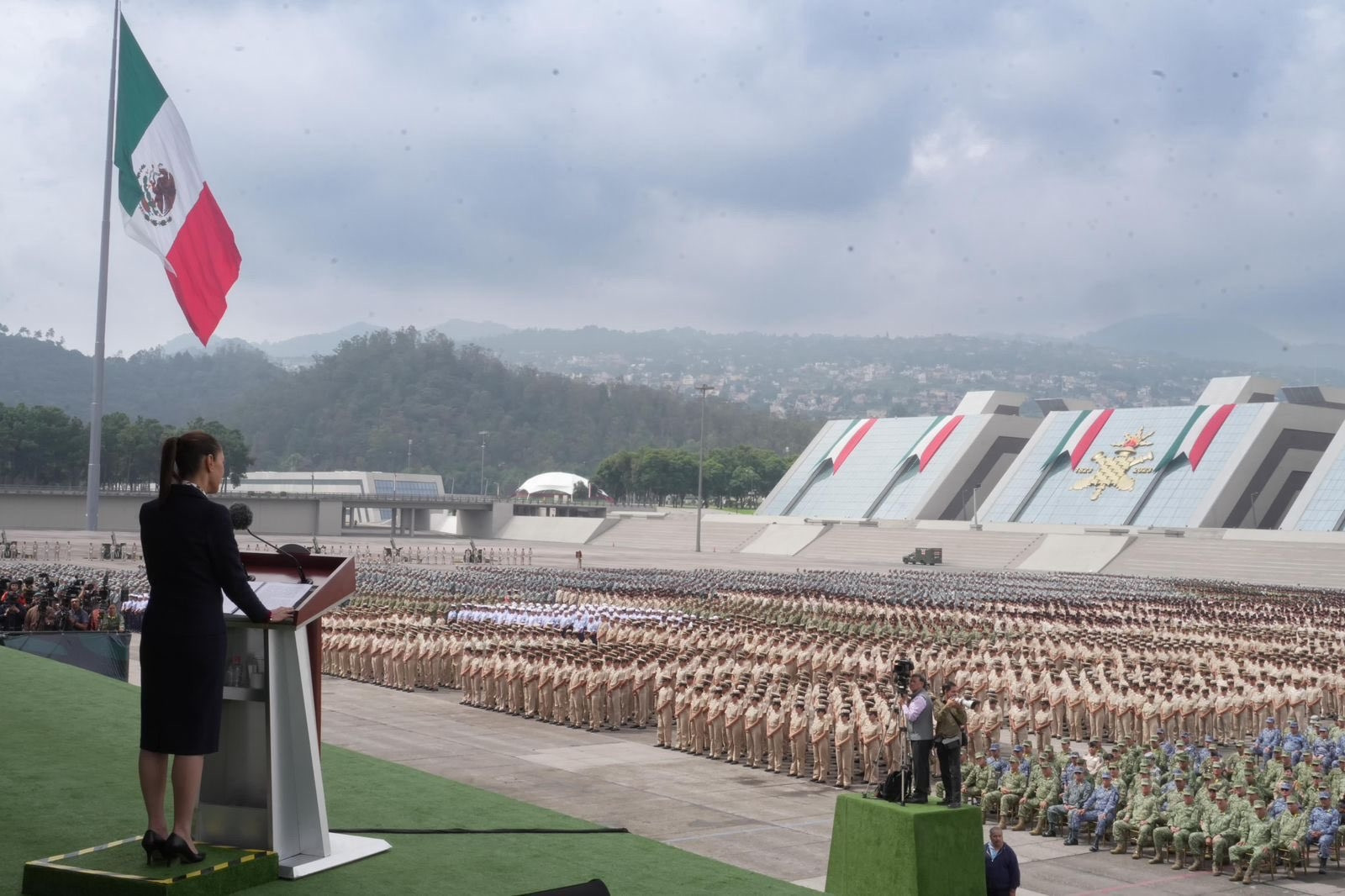 La presidenta de México frente al ejército mexicano.