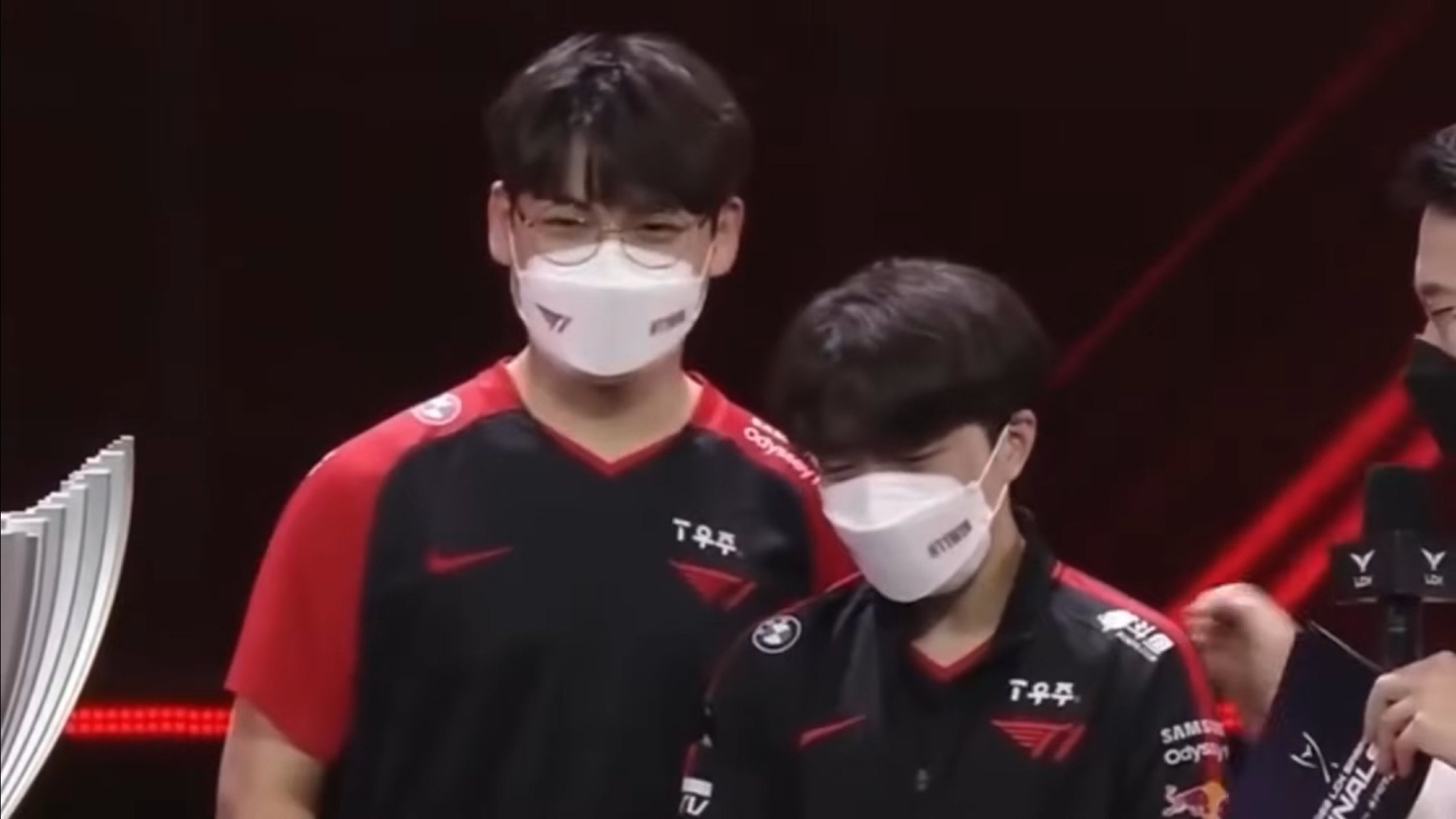 Picture of Gumayusi (left) and Keria (right) standing next to each other at the LCK, looking every bit Yaoi proportions