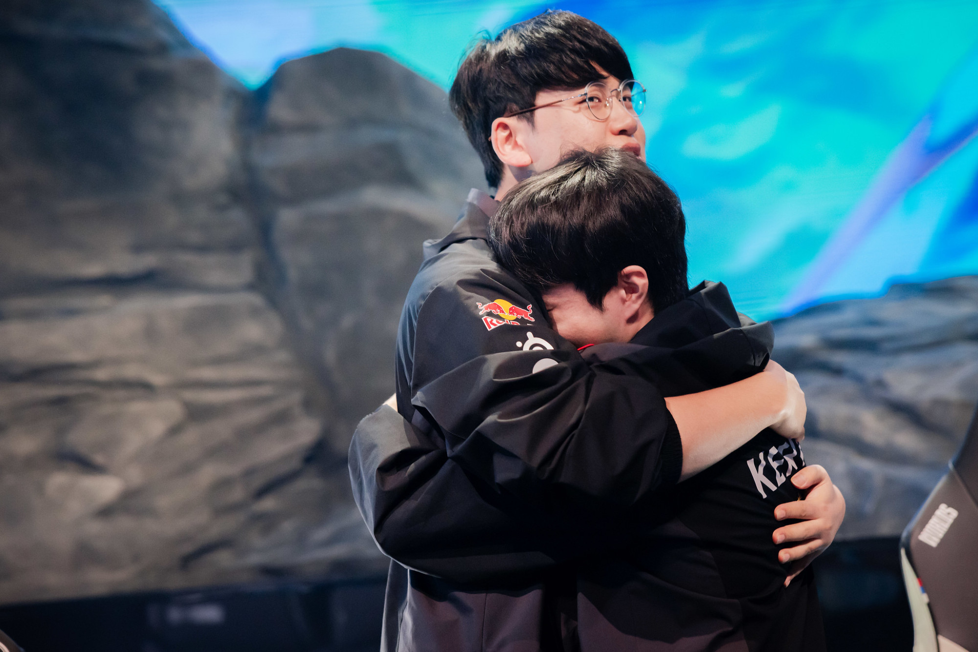 Picture of Gumayusi (left) and Keria (right) hugging at the 2023 Worlds finals (League of Legends)