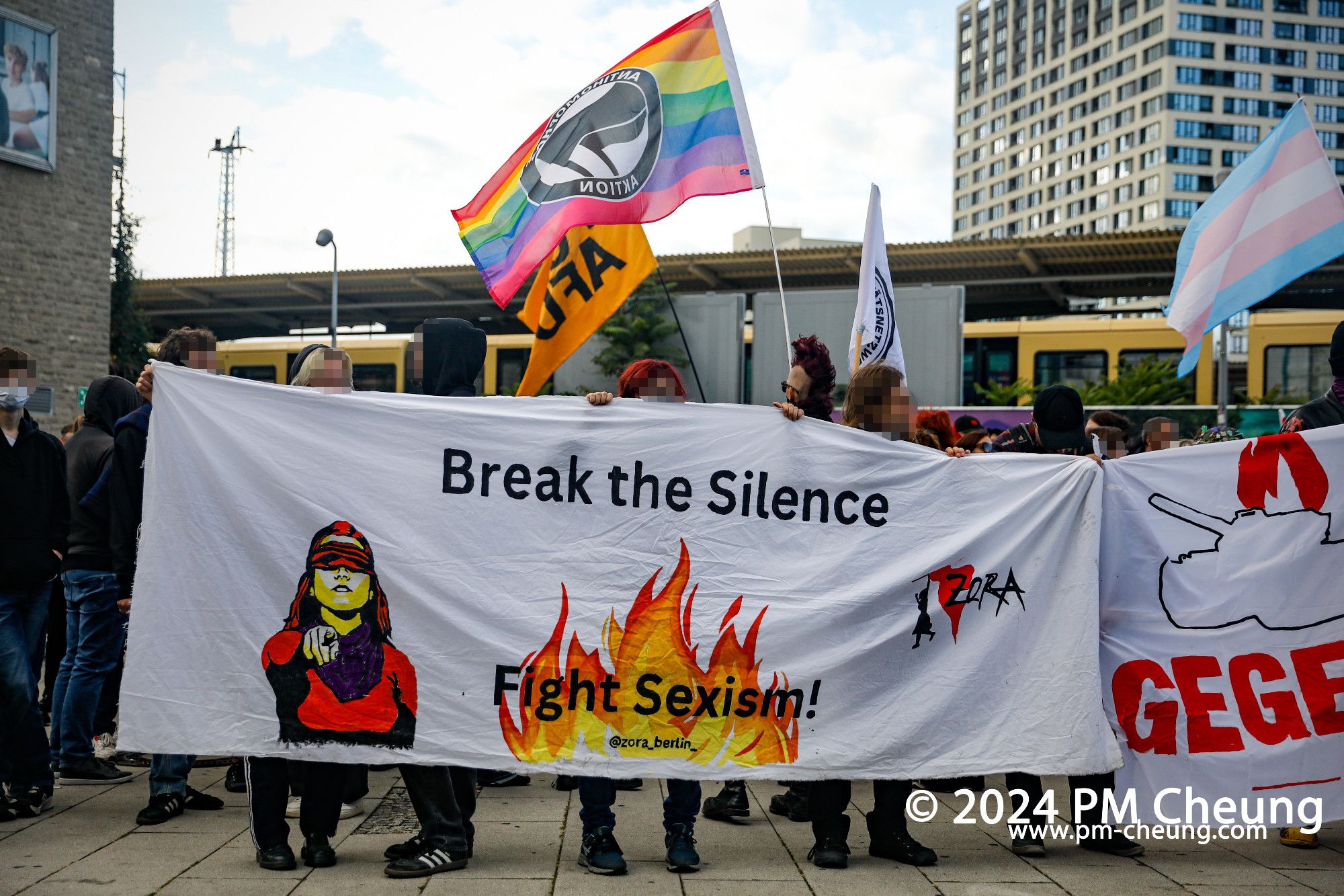 Die Demonstration endete auf dem Eugeniu-Botnari-Platz am Bahnhof Lichtenberg. Hier ist unter anderem ein Banner mit der Aufschrift "Break the Silence. Fight Sexism!" zu sehen.