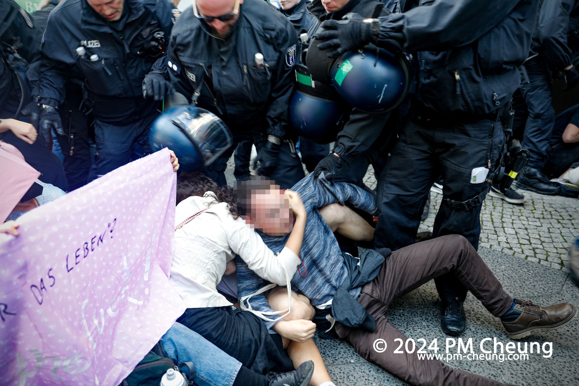 Bei der Blockade in der Scheidemannstraße kam es kurzzeitig zu Rangeleien, bei denen mindestens zwei Gegendemonstrant*innen vorläufig festgesetzt wurden.