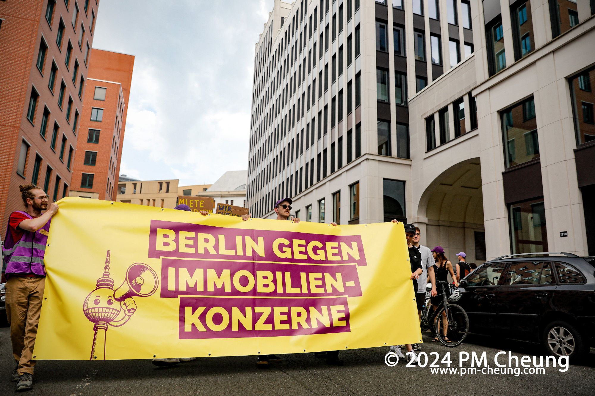 Der Demonstrationszug passiert die Köthener Straße und die Demonstrant*innen führen ein Banner mit der Aufschrift "Berlin gegen Immobilien-Konzerne" mit sich.